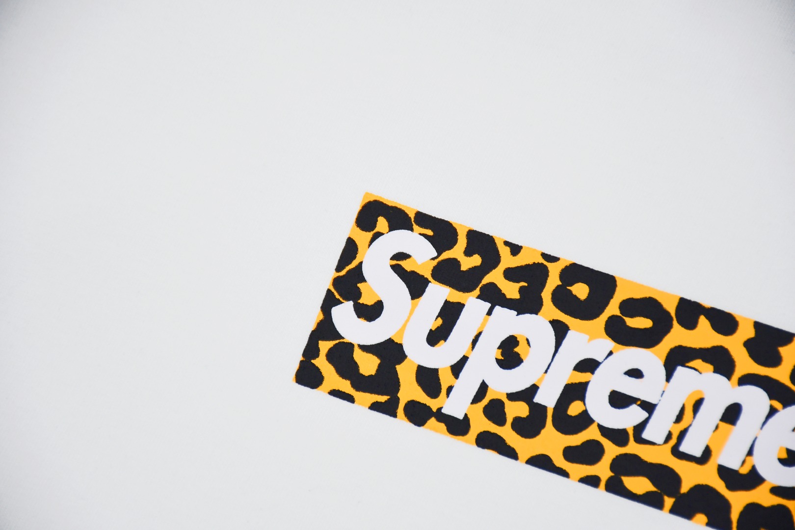 SUPREME スーパー 24ss 上海限定 豹紋 ボックスロゴ Tシャツ ワンポイント 白 全1色 - 画像 5