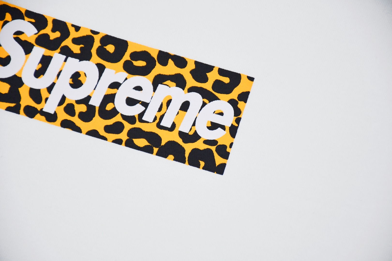 SUPREME スーパー 24ss 上海限定 豹紋 ボックスロゴ Tシャツ ワンポイント 白 全1色 - 画像 6