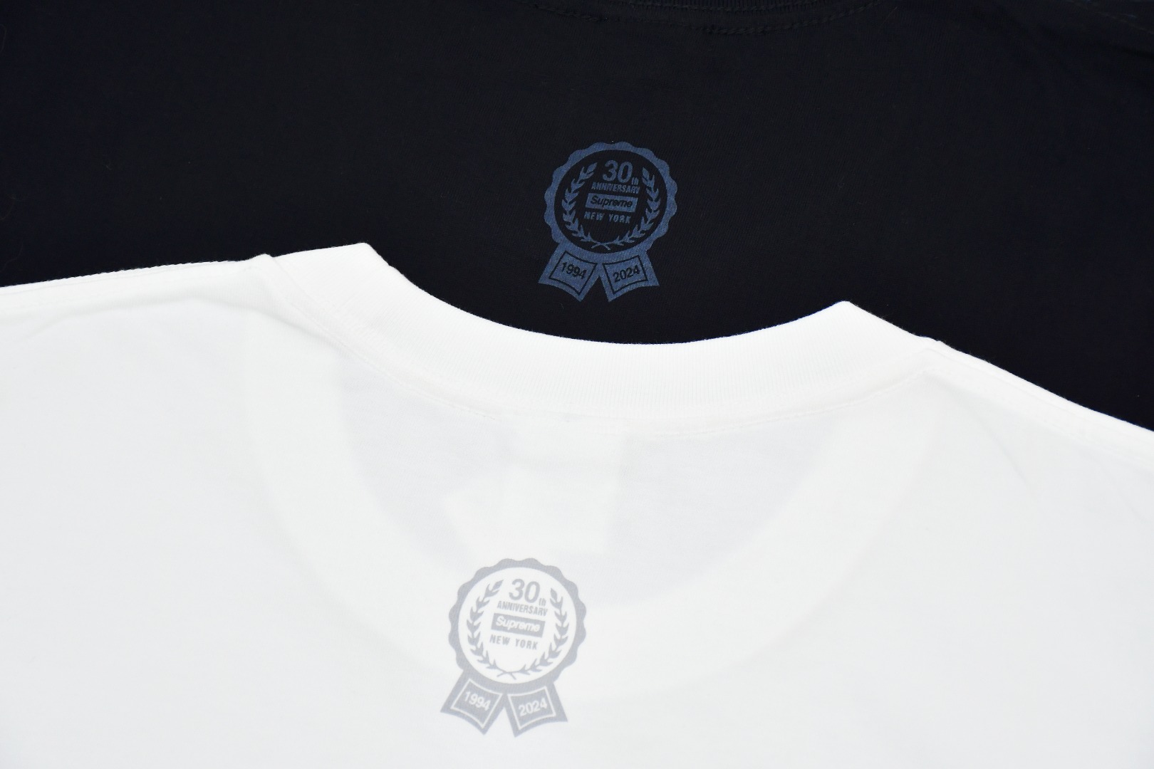 SUPREME スュプリーム 30周年限定 メンズ Tシャツ ブラック ホワイト 全2色 - 画像 3