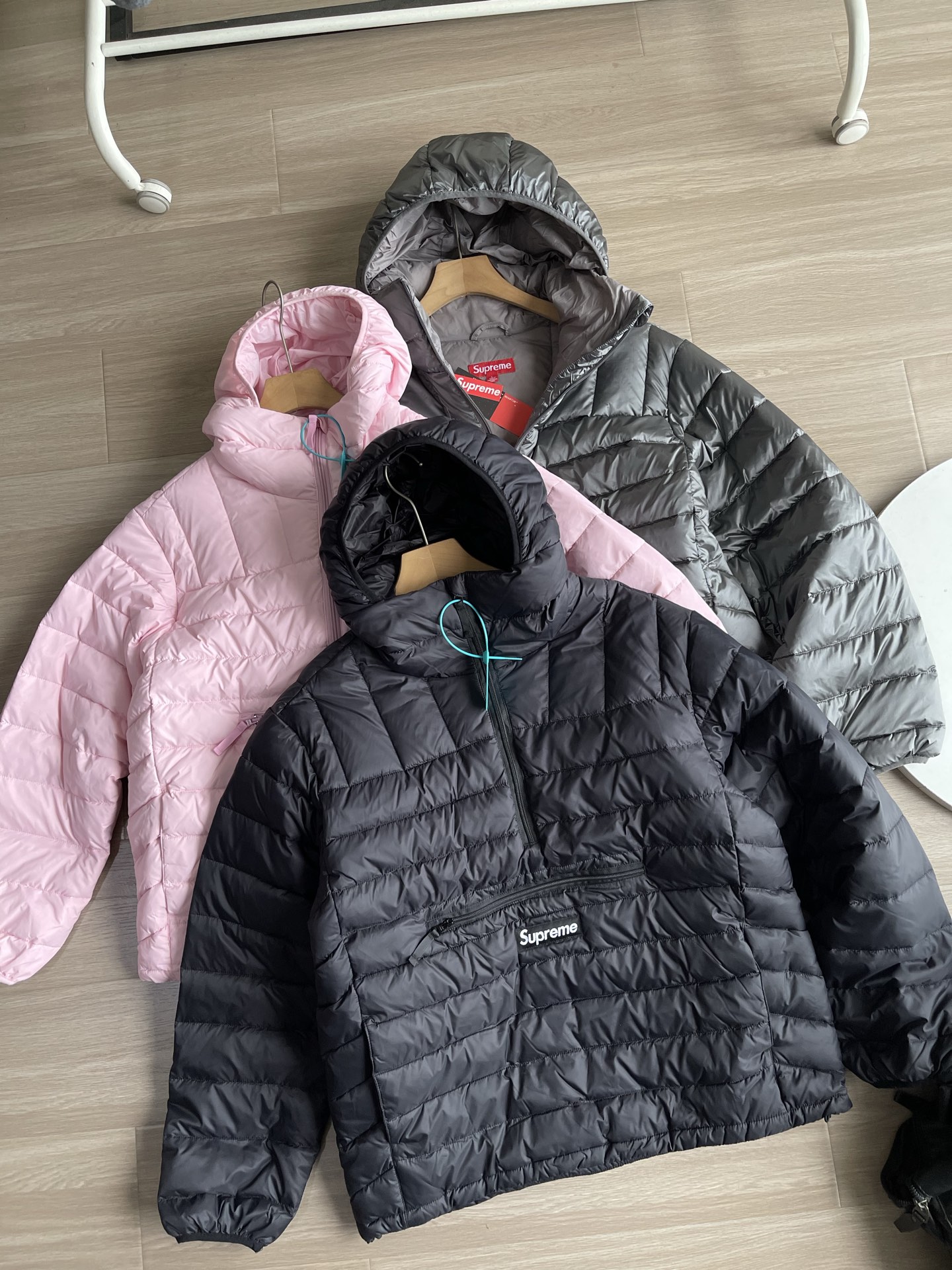SUPREME スュプレム クオントン ダウンジャケット ブラック ピンク グレー 全3色