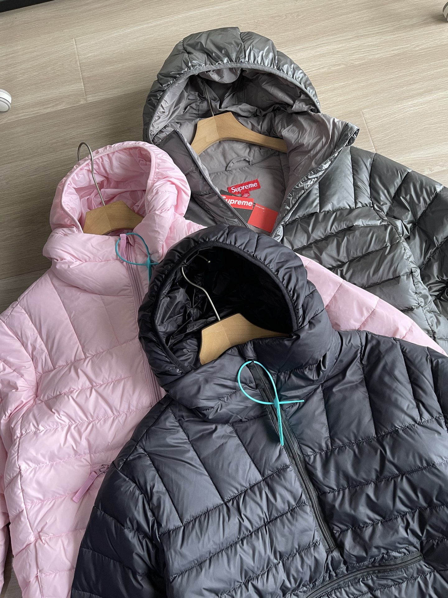 SUPREME スュプレム クオントン ダウンジャケット ブラック ピンク グレー 全3色 - 画像 5