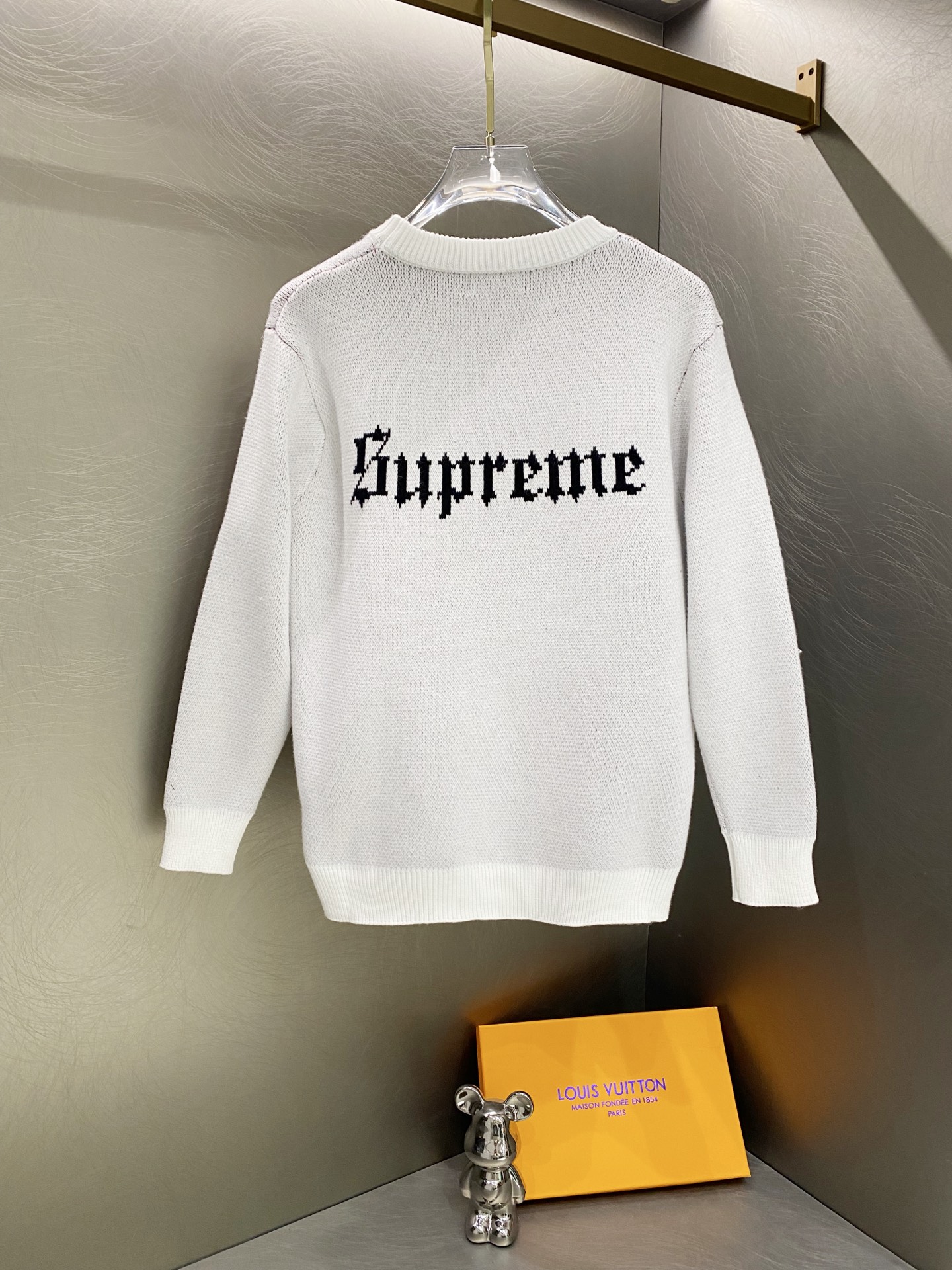 SUPREME スュプリーム ニットセーター Snow White デザイン ロゴ ブランド コラボ 35〜60字制限内に収まるように調整。 - 画像 4