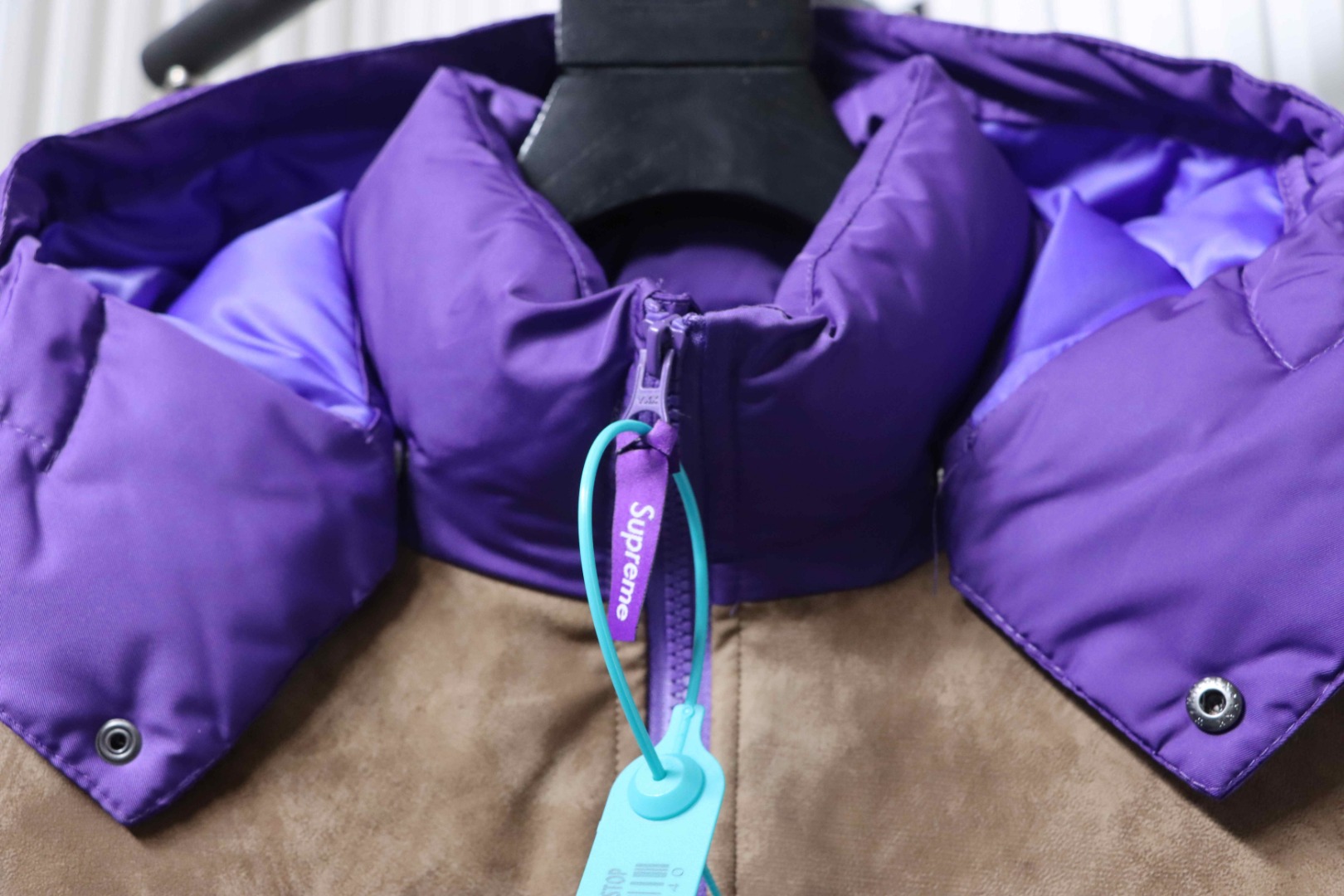 Supreme スプリーム レザーヨークパッフルジャケット 90白鸭绒 ポケット付き ハンチング ブラック ホワイト パープル 全3色 - 画像 7