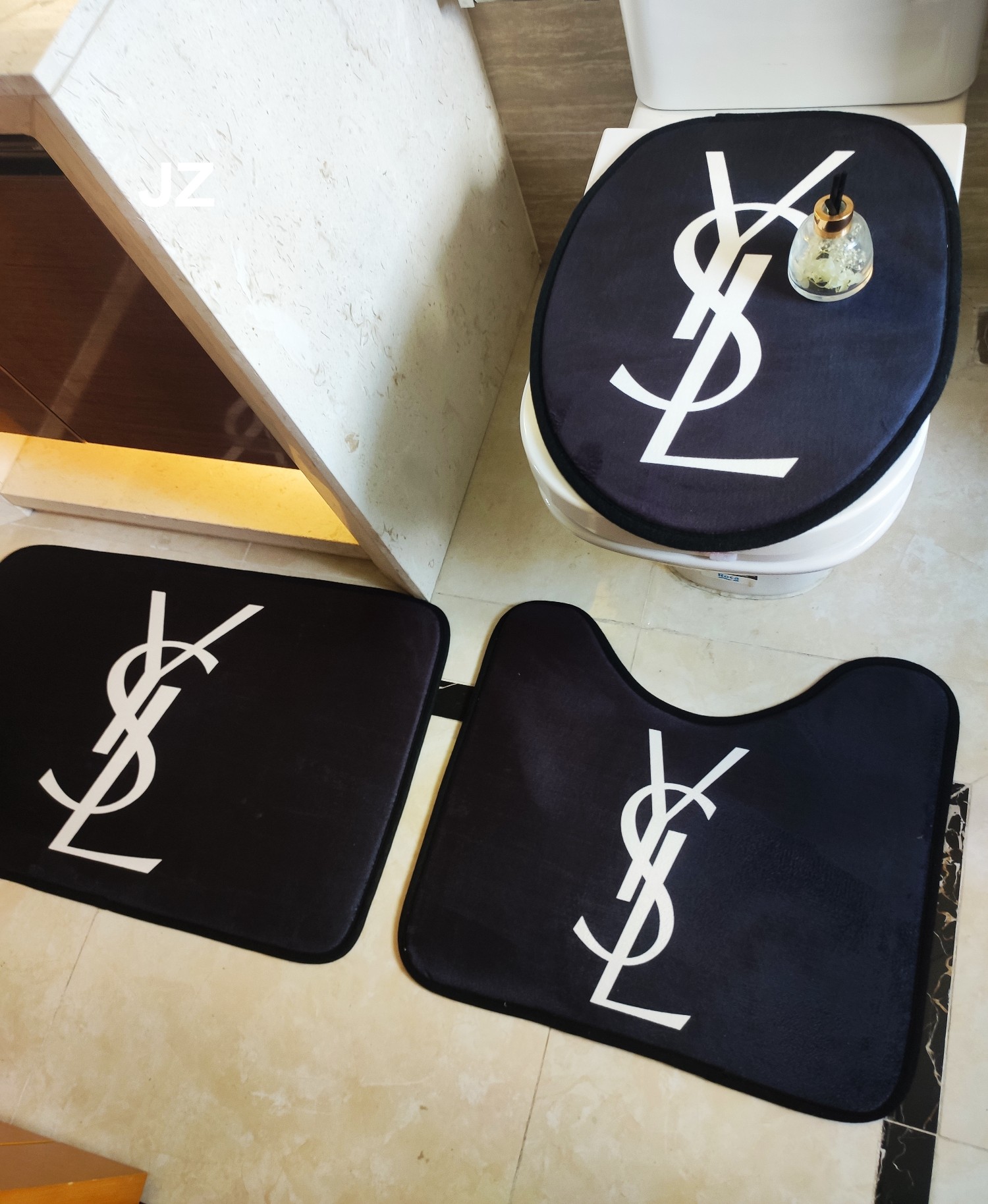 Yves Saint laurentイレマットセット　3点セット　フタカバーセット洗える　イヴサンローラン便座カバー/足元マット
