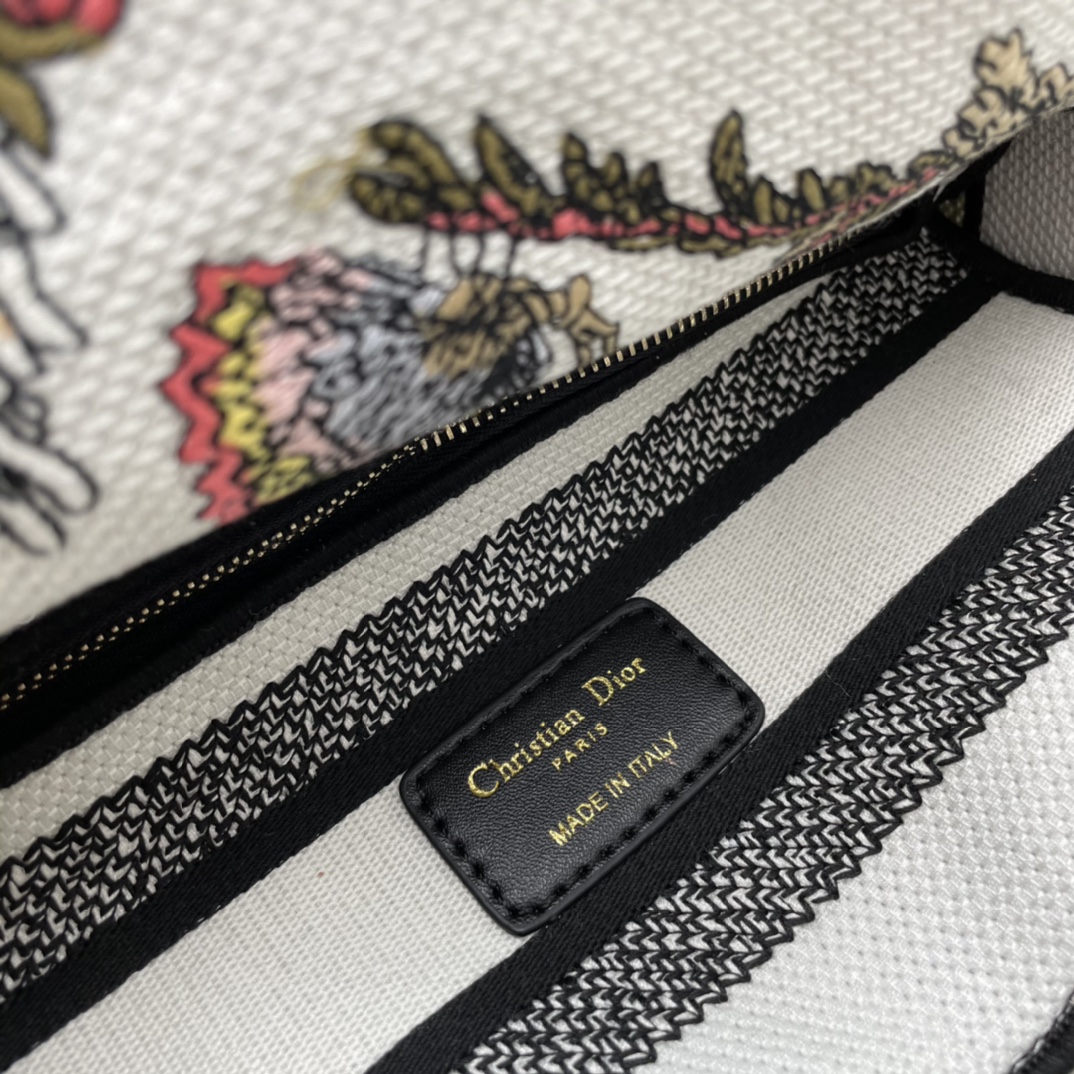 ディオール　Christian Dior　花柄刺繍　レディ D-ライト 　バッグ　 レディディオール　ショルダーバッグ　ハンドバッグ　2色