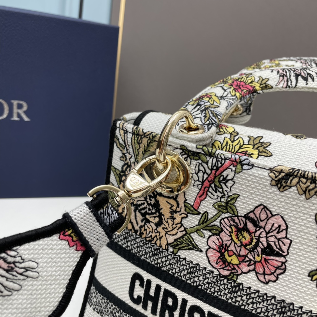 ディオール　Christian Dior　花柄刺繍　レディ D-ライト 　バッグ　 レディディオール　ショルダーバッグ　ハンドバッグ　2色