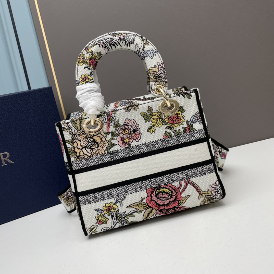 ディオール　Christian Dior　花柄刺繍　レディ D-ライト 　バッグ　 レディディオール　ショルダーバッグ　ハンドバッグ　2色