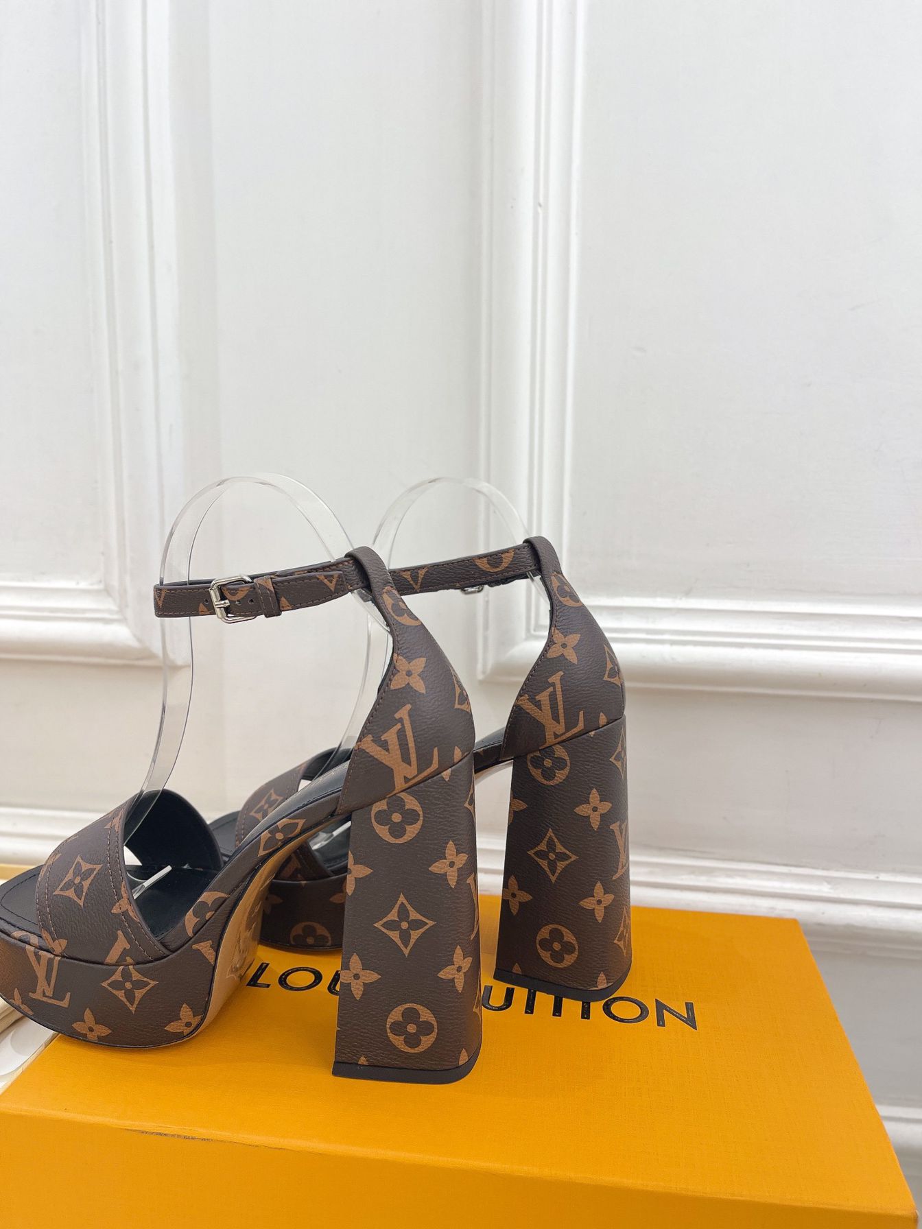 極上美品】22年新作Louis ひっぱら Vuitton モノグラムヒール