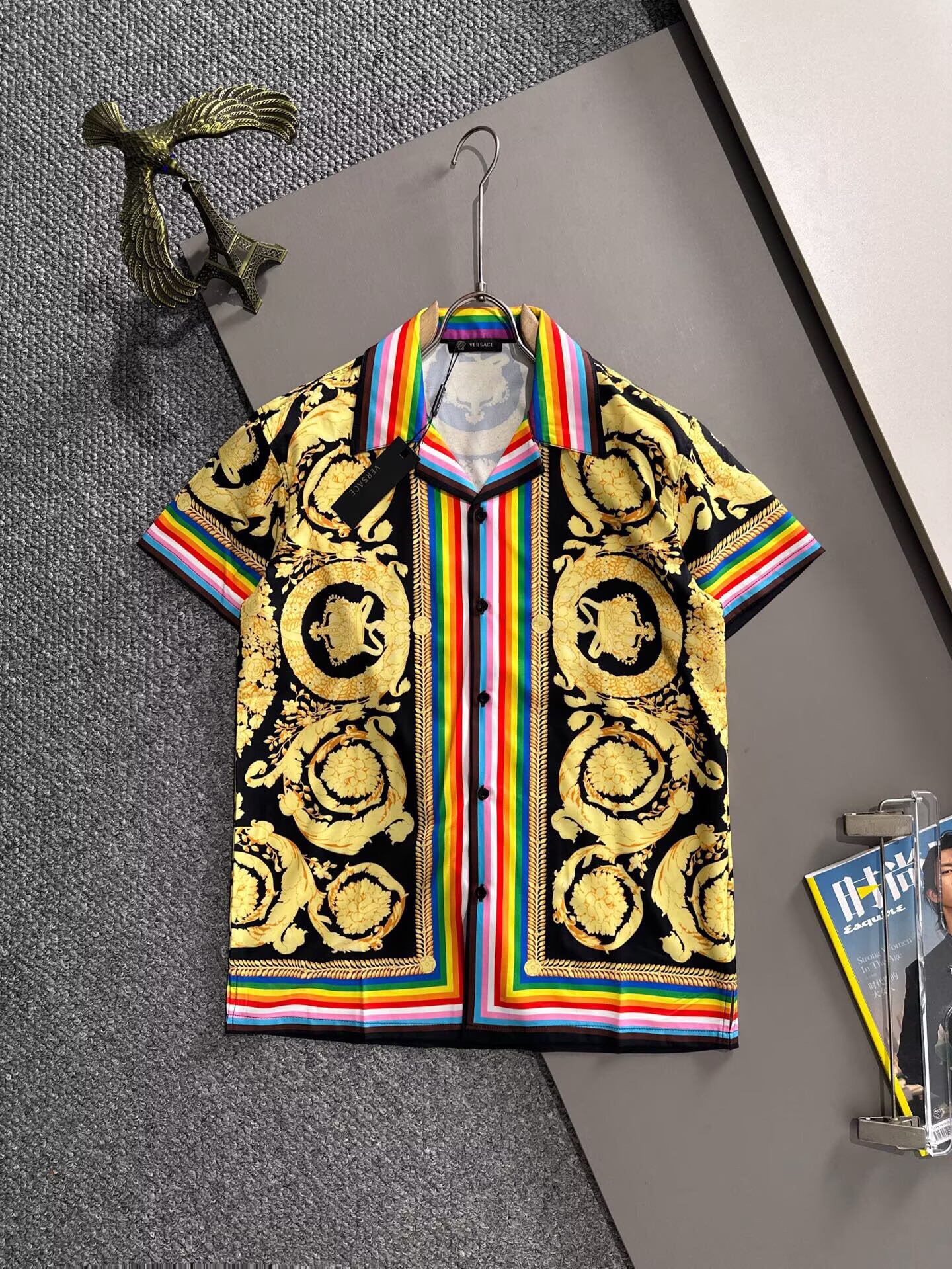 ヴェルサーチ　Versace　セットアップ　ポロシャツ　パンツ　セットアップ　メンズ服　半袖Ｔシャツと半ズボン/ショートパンツ　カジュアルウェア　メンズセット - 画像 2