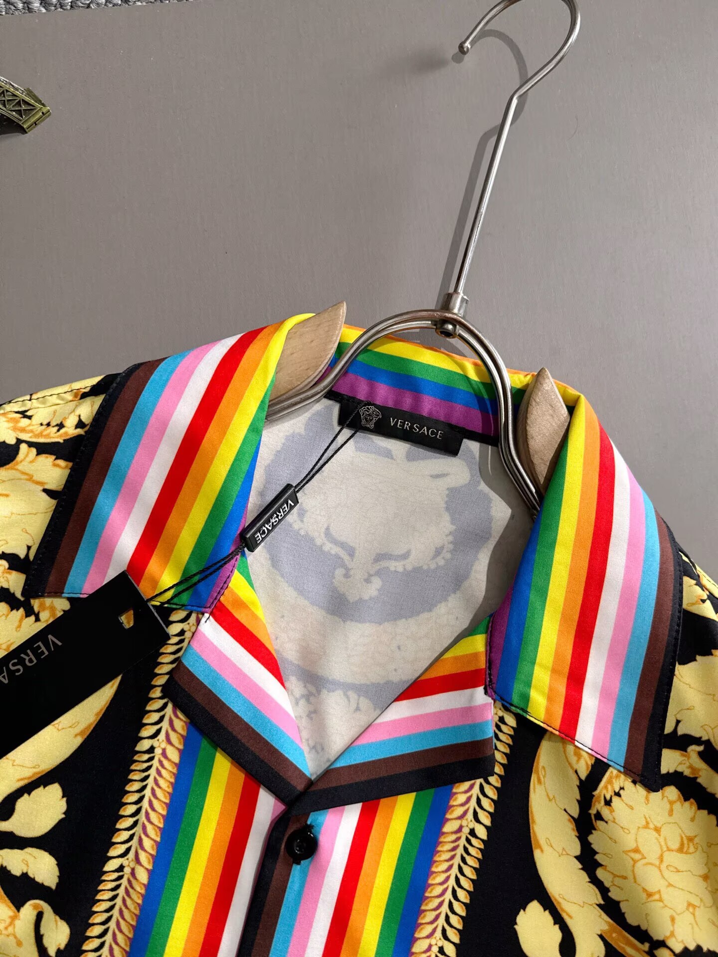 ヴェルサーチ　Versace　セットアップ　ポロシャツ　パンツ　セットアップ　メンズ服　半袖Ｔシャツと半ズボン/ショートパンツ　カジュアルウェア　メンズセット - 画像 4