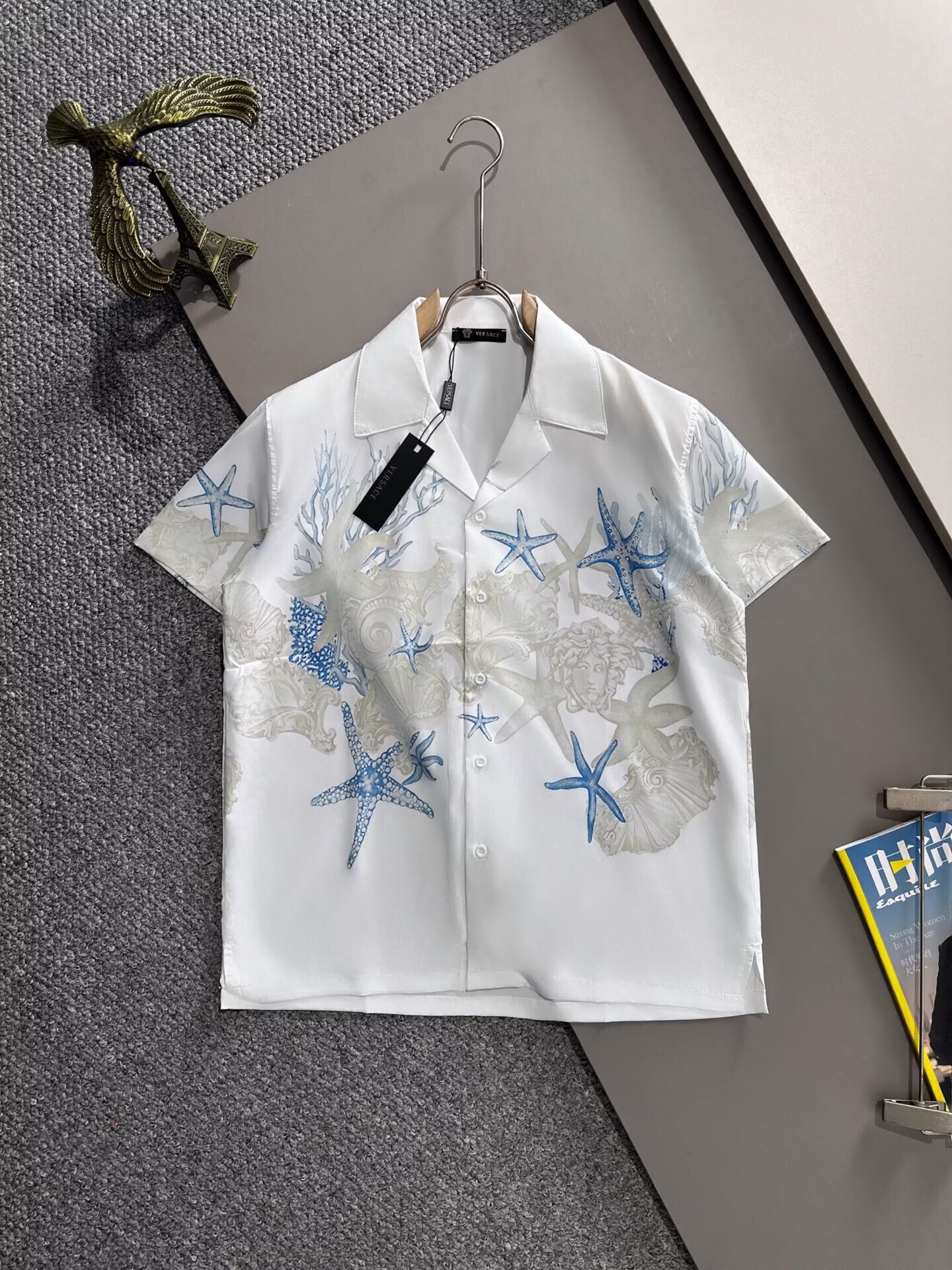 ヴェルサーチ　Versace　セットアップ　white　メンズセット　半袖Ｔシャツと半ズボン/ショートパンツ　メンズ　　ポロシャツ - 画像 2