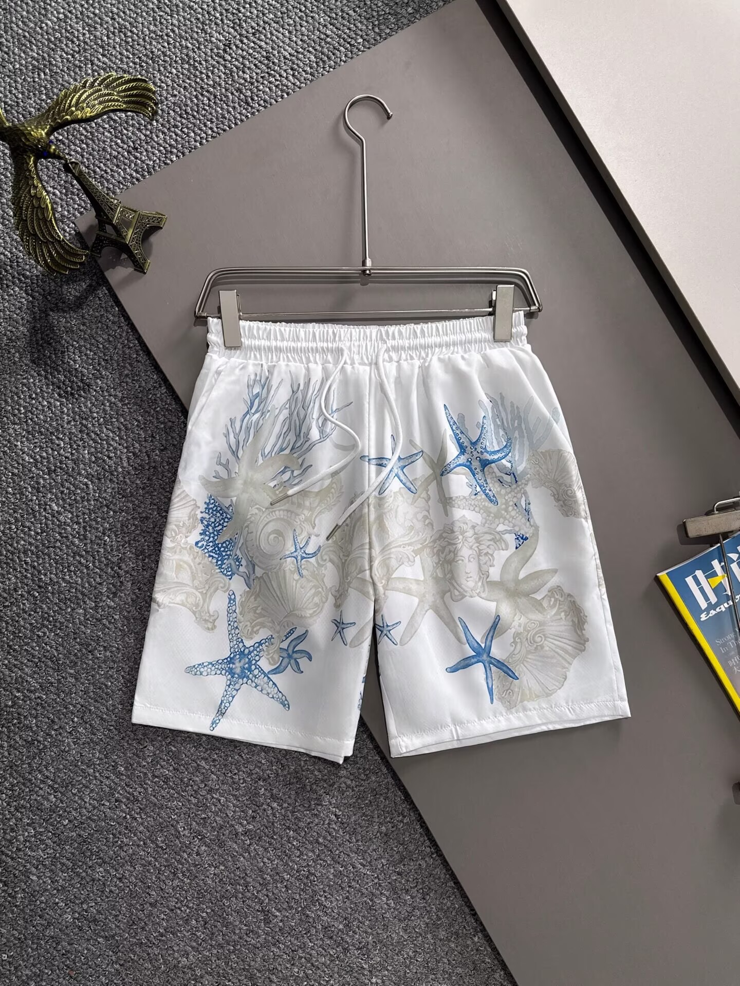 ヴェルサーチ　Versace　セットアップ　white　メンズセット　半袖Ｔシャツと半ズボン/ショートパンツ　メンズ　　ポロシャツ - 画像 5
