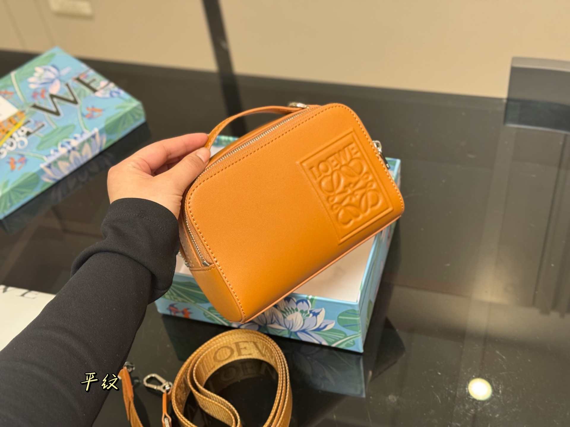 LOEWE ロエベ ミニ カメラ クロスボディ ショルダーバッグ MINI CAMERA CROSSBODY レディース メンズ カバン 3色 - 画像 6