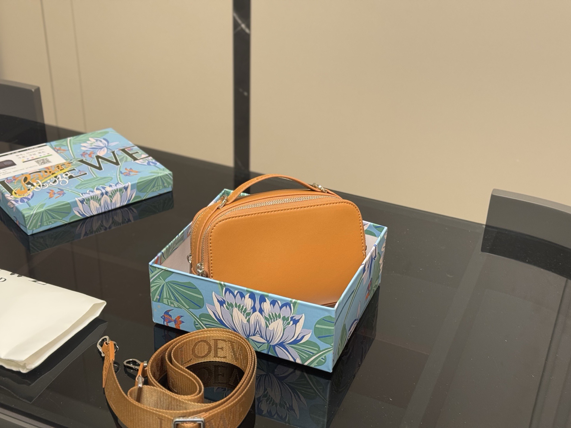 LOEWE ロエベ ミニ カメラ クロスボディ ショルダーバッグ MINI CAMERA CROSSBODY レディース メンズ カバン 3色 - 画像 5