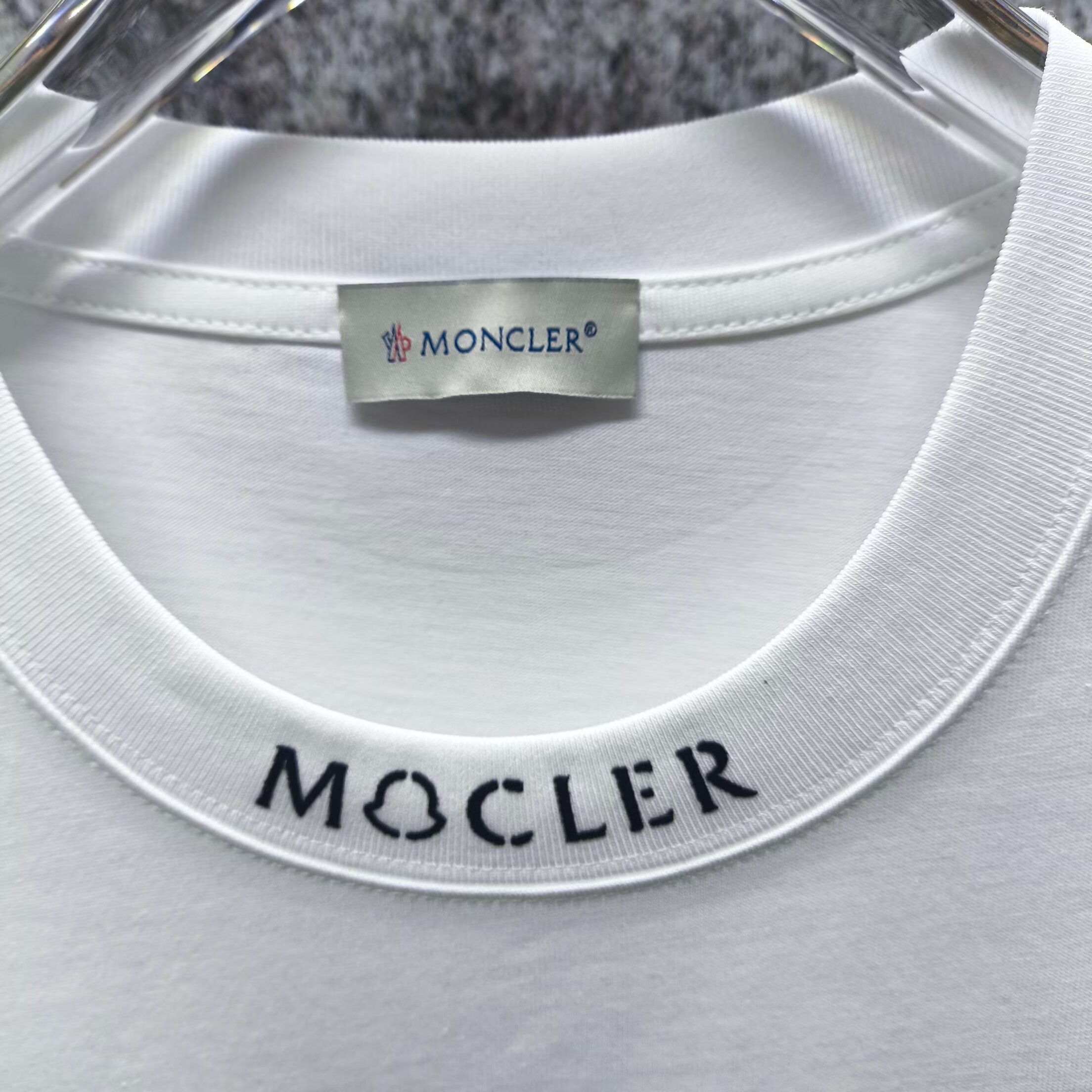 モンクレール MONCLER 半袖シャツ オシャレTシャツ クルーネックシャツ ブラック/ホワイト 男女兼用 カップルシャツ T-shirt 2色 - 画像 4