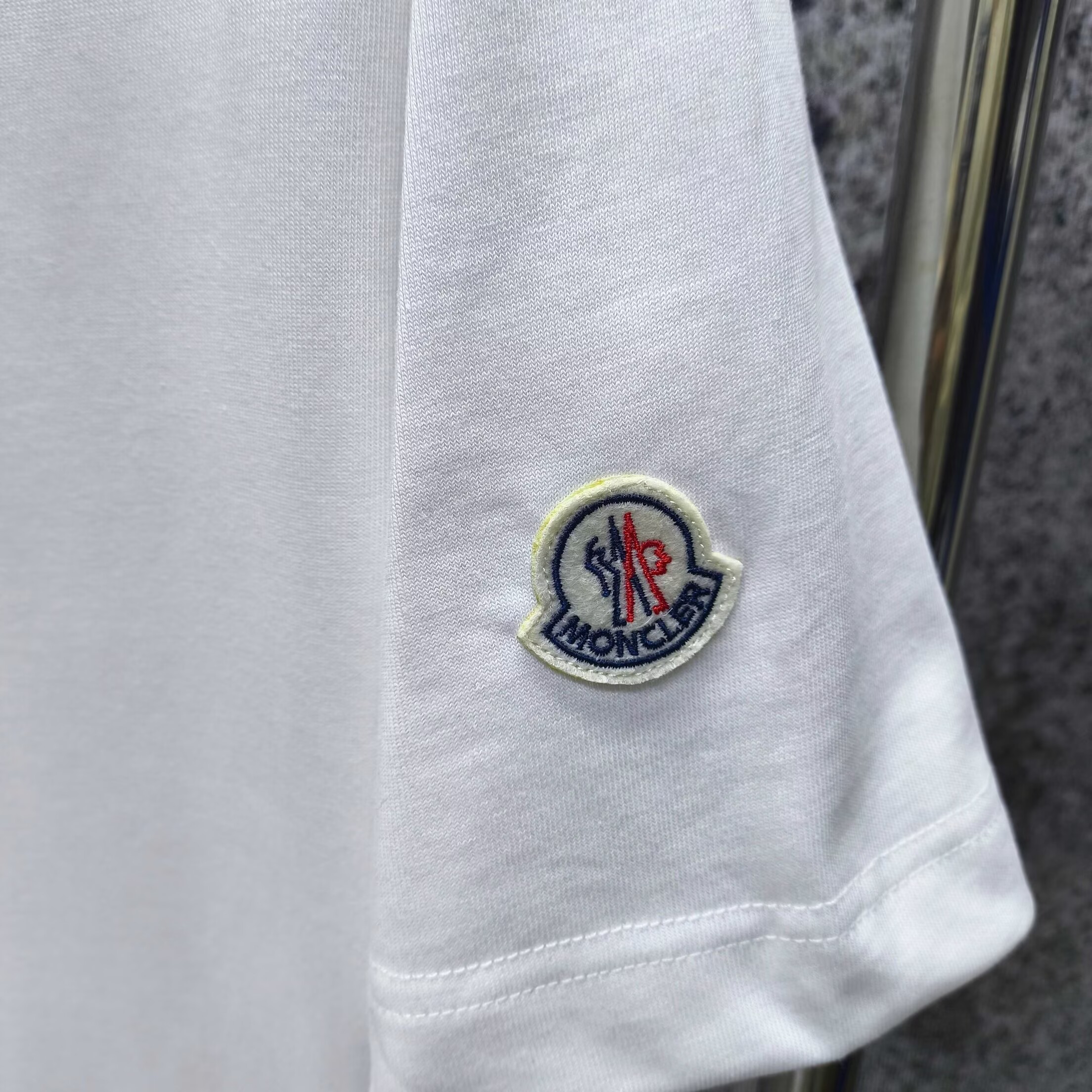 モンクレール MONCLER 半袖シャツ オシャレTシャツ クルーネックシャツ ブラック/ホワイト 男女兼用 カップルシャツ T-shirt 2色 - 画像 5