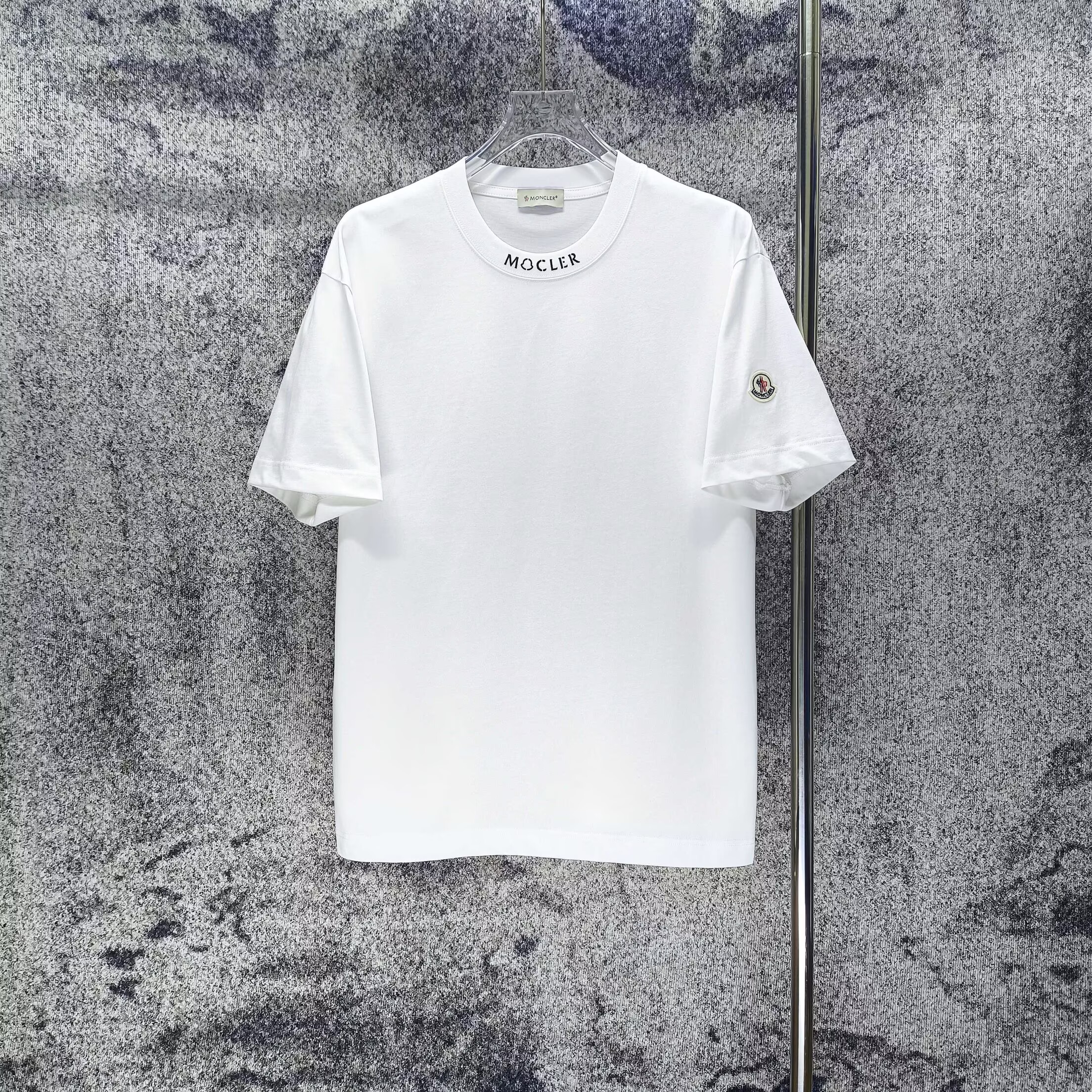 モンクレール MONCLER 半袖シャツ オシャレTシャツ クルーネックシャツ ブラック/ホワイト 男女兼用 カップルシャツ T-shirt 2色 - 画像 2