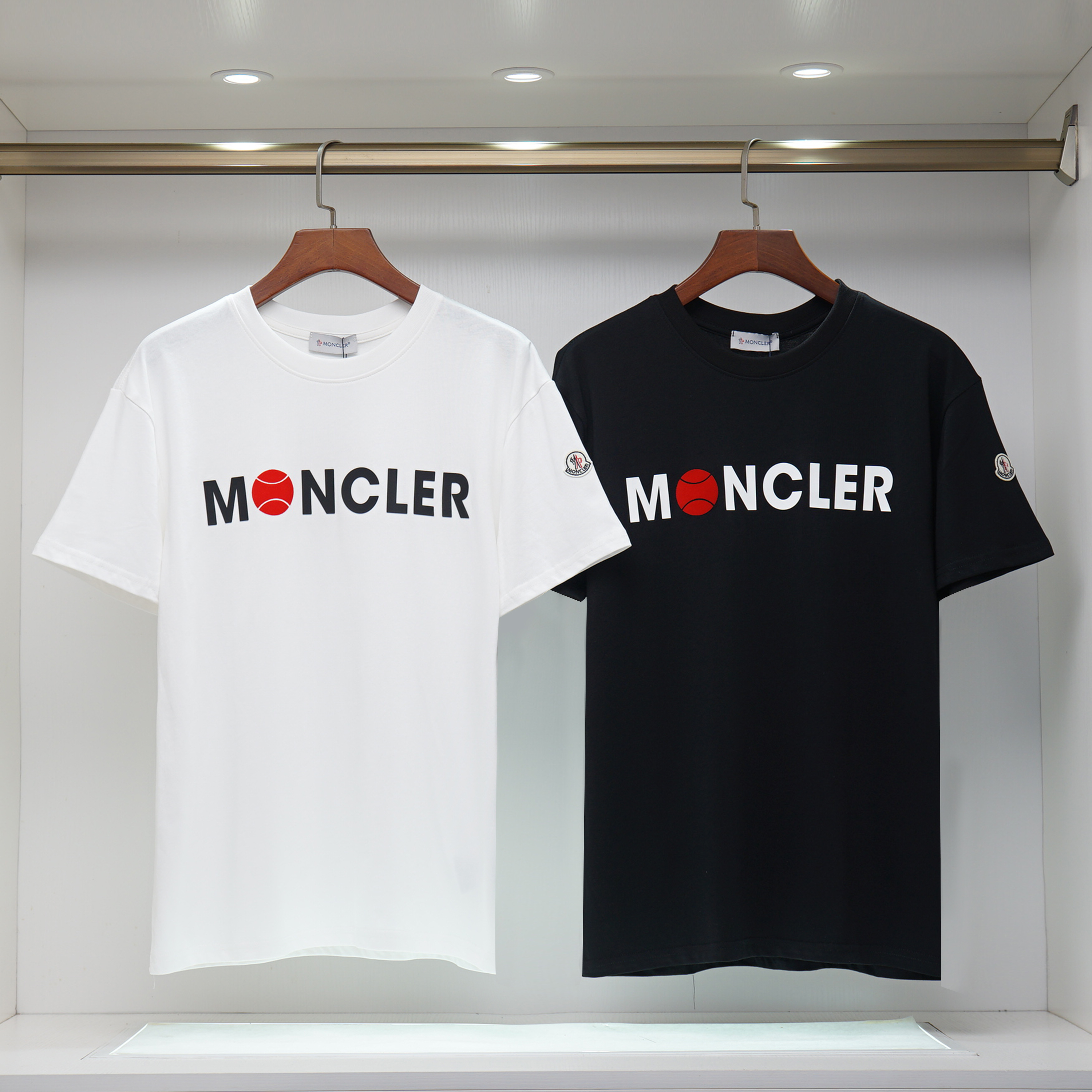 モンクレール　MONCLER　クルーネックシャツ　半袖シャツ　プリントシャツ　ブラック　ホワイト　男女兼用シャツ　プリント　2色