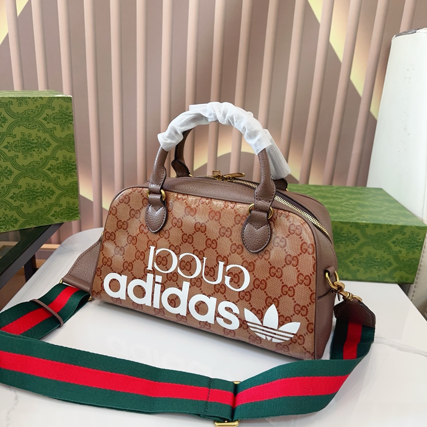 グッチ×アディダス GUCCI×ADIDAS GGクリスタル ミニダッフル コーティン グキャンバスxレザー 2WAYハンドバッグ - 画像 2