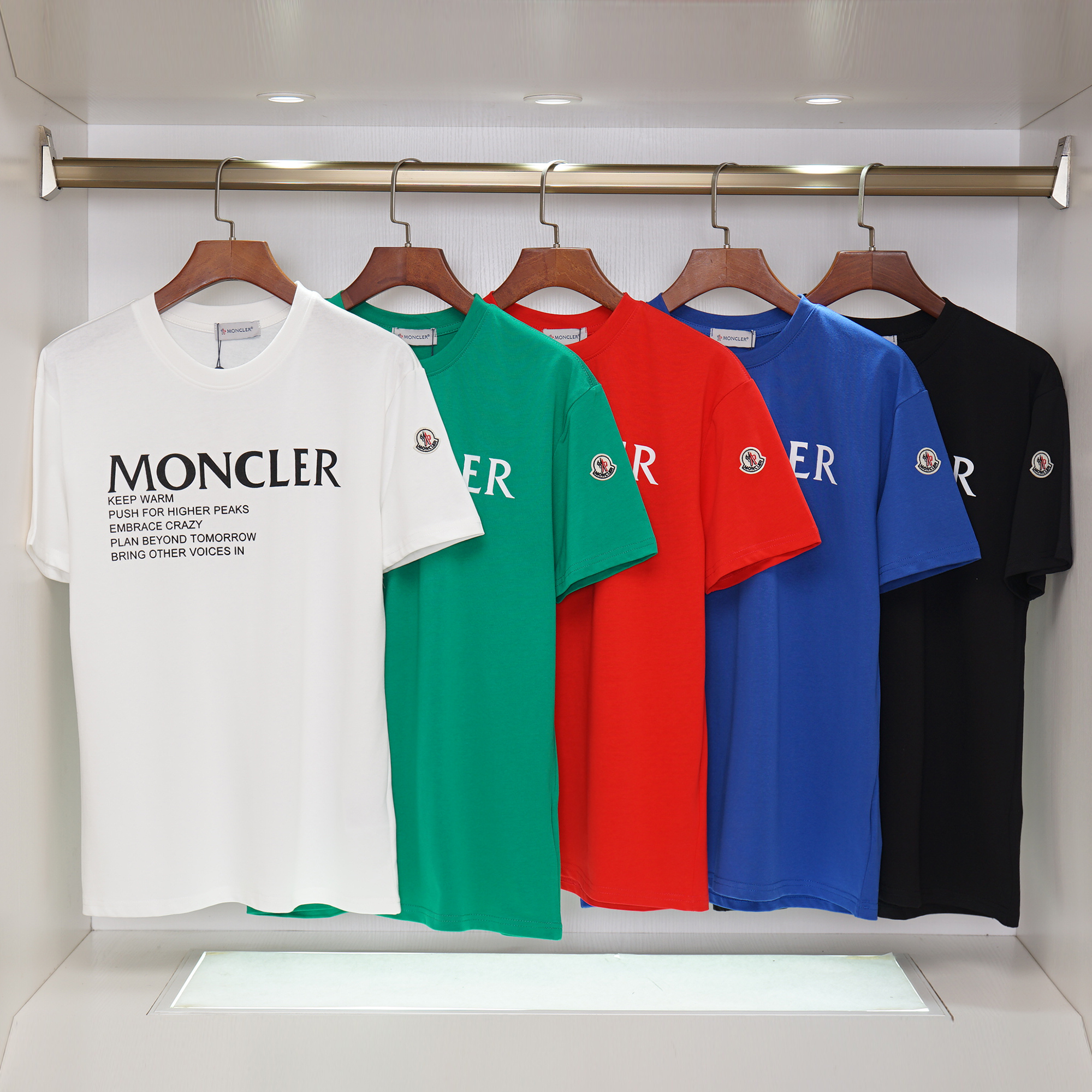 モンクレール　MONCLER　半袖シャツ　プリントシャツ　クルーネックシャツ　ブラック　ホワイト　レッド　グリーン　ブルー　メンズシャツ　Tシャツ　5色