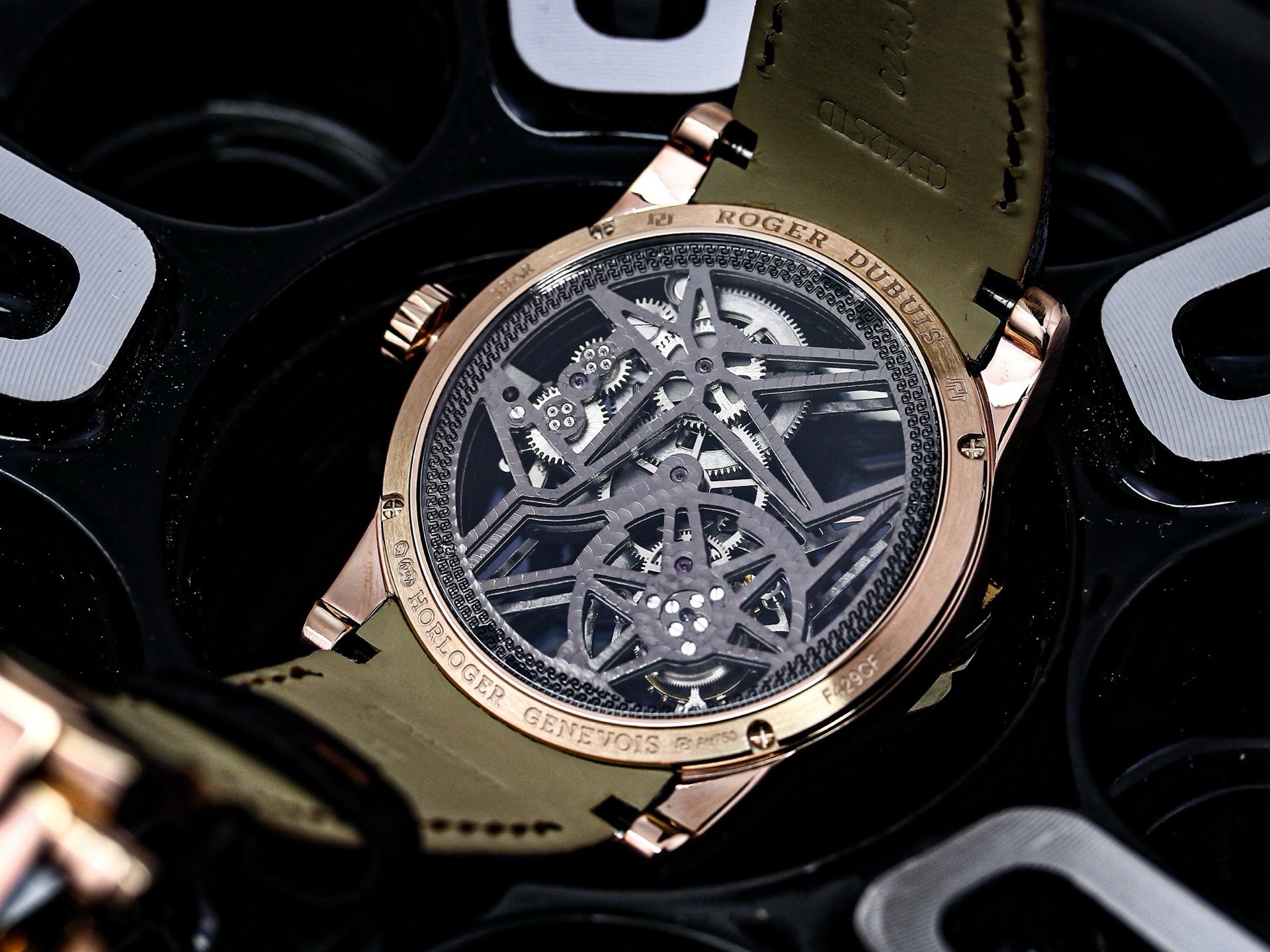 ROGER DUBUIS ロジェデュブイ 腕時計 メンズ 一体型トゥールビヨン ムーブメント ブラック - 画像 9