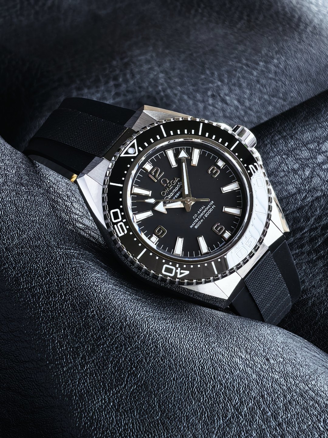 OMEGA オメガ シーマスター 腕時計 メンズ 自動巻き 機械式 42mm ブラック リューズガード 600m防水 全3色 - 画像 4