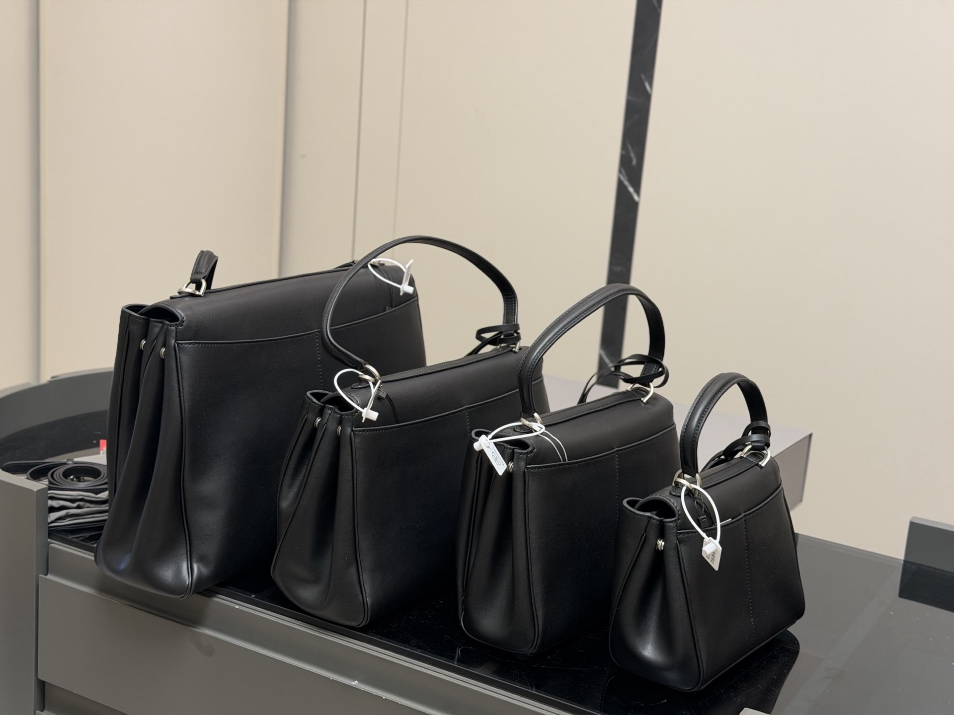 バレンシアガ　ウィメンズ　Rodeo　ロデオ　シルバー金具　Balenciaga　ハンドバッグ　レディース　バッグ　チャーム付き - 画像 3
