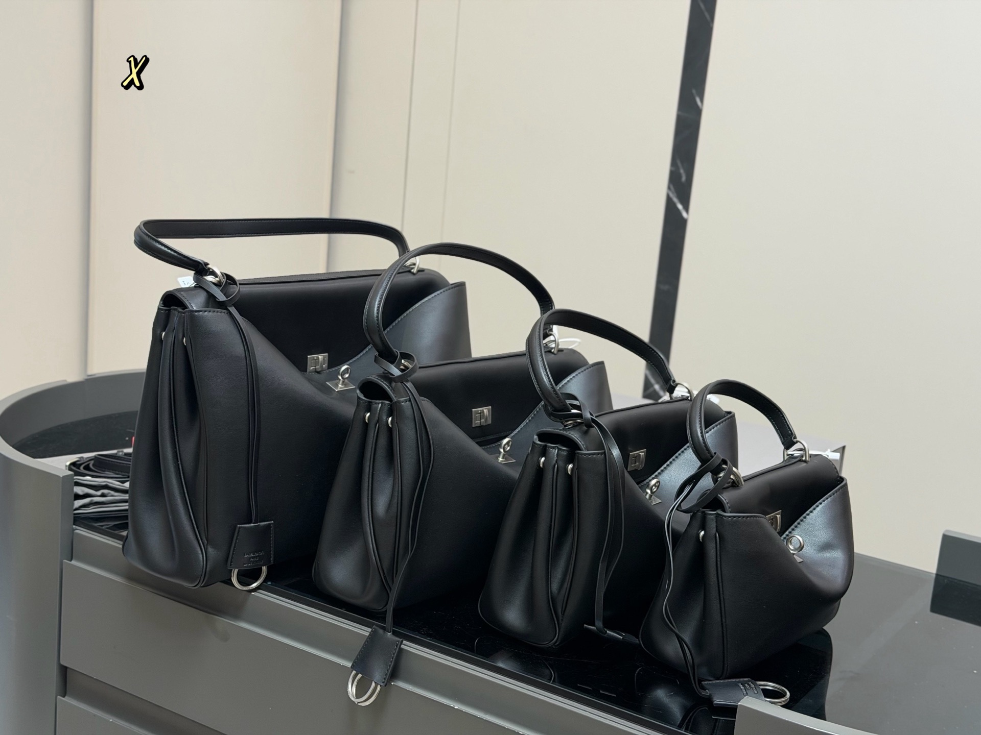 バレンシアガ　ウィメンズ　Rodeo　ロデオ　シルバー金具　Balenciaga　ハンドバッグ　レディース　バッグ　チャーム付き - 画像 1