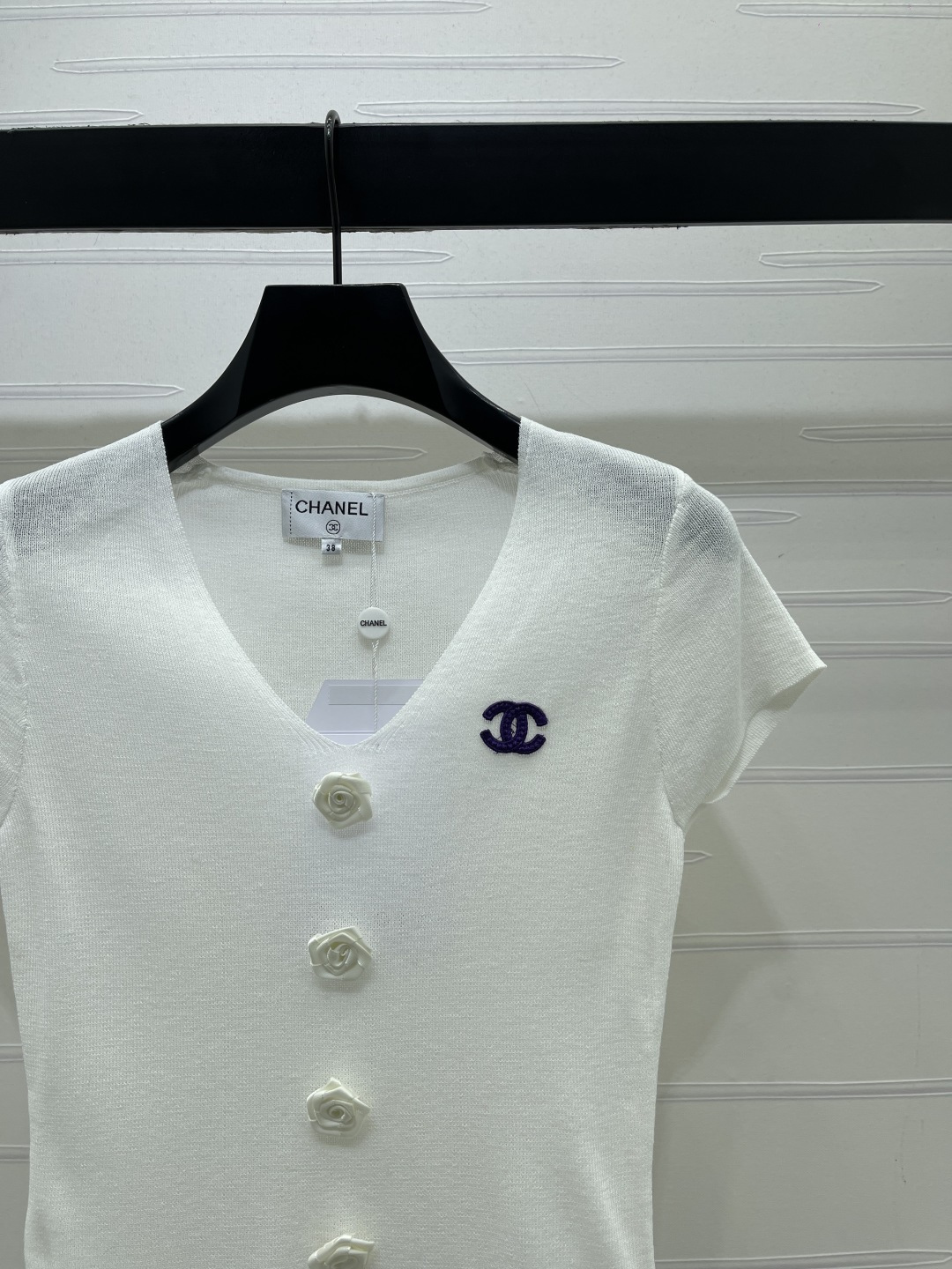 CHANEL シャネル ニット Tシャツ レディース プレスドボタン ロゴ刺繍 ホワイト - 画像 2