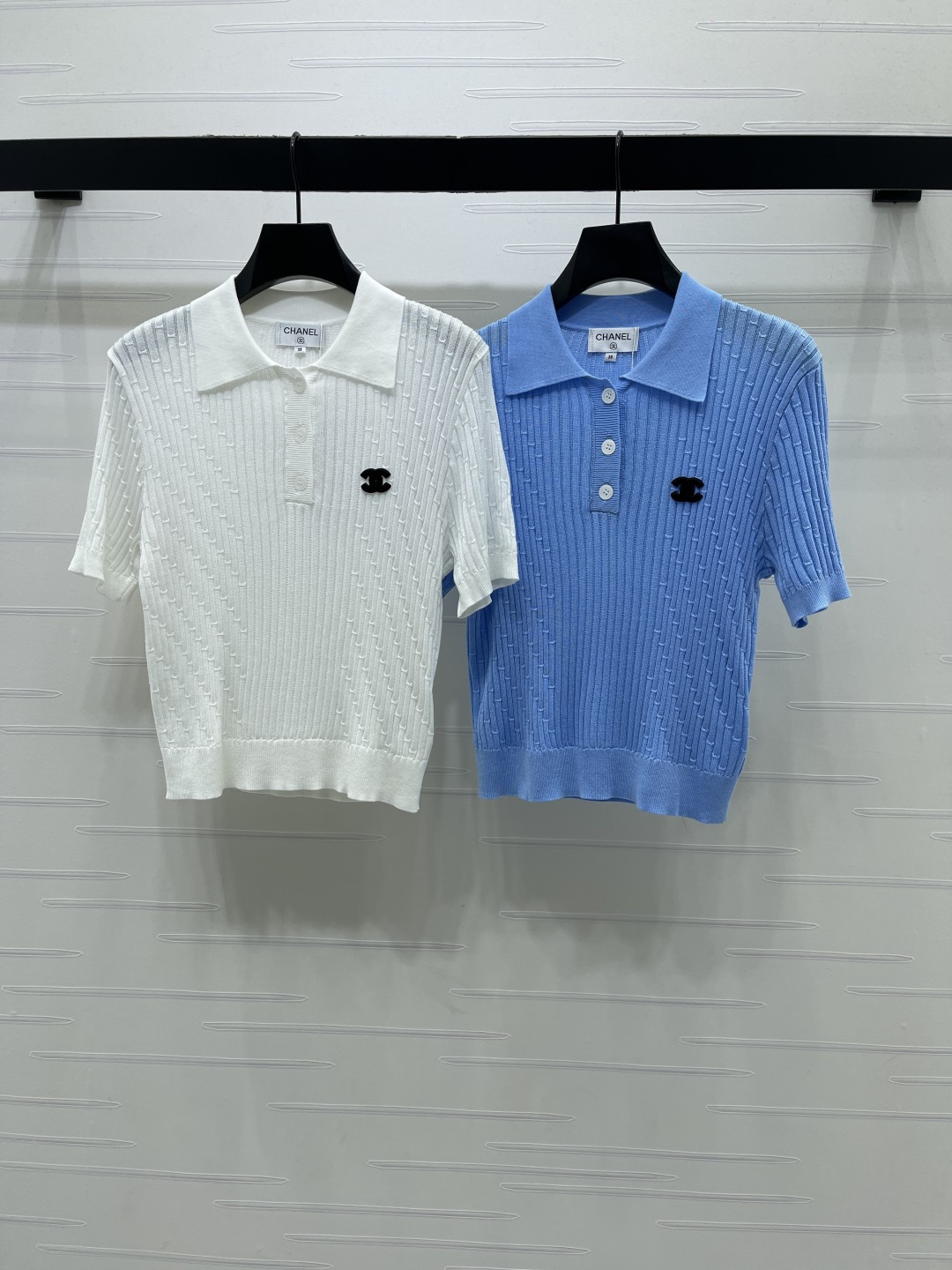 CHANEL シャネル ニット Tシャツ ポロネック 半開襟 縦坑条 ロゴ刺繍 白/ブルー 全2色