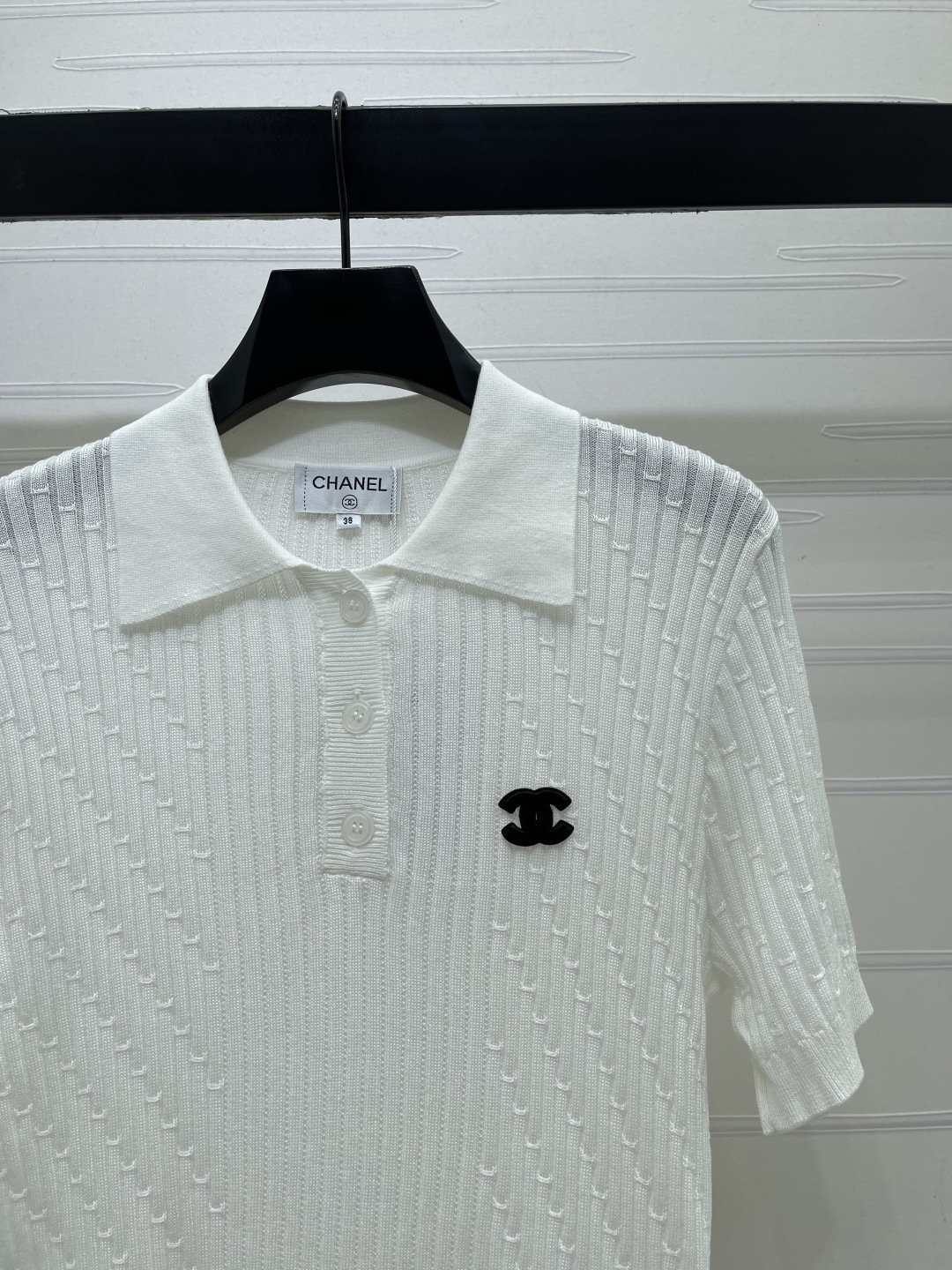 CHANEL シャネル ニット Tシャツ ポロネック 半開襟 縦坑条 ロゴ刺繍 白/ブルー 全2色 - 画像 3