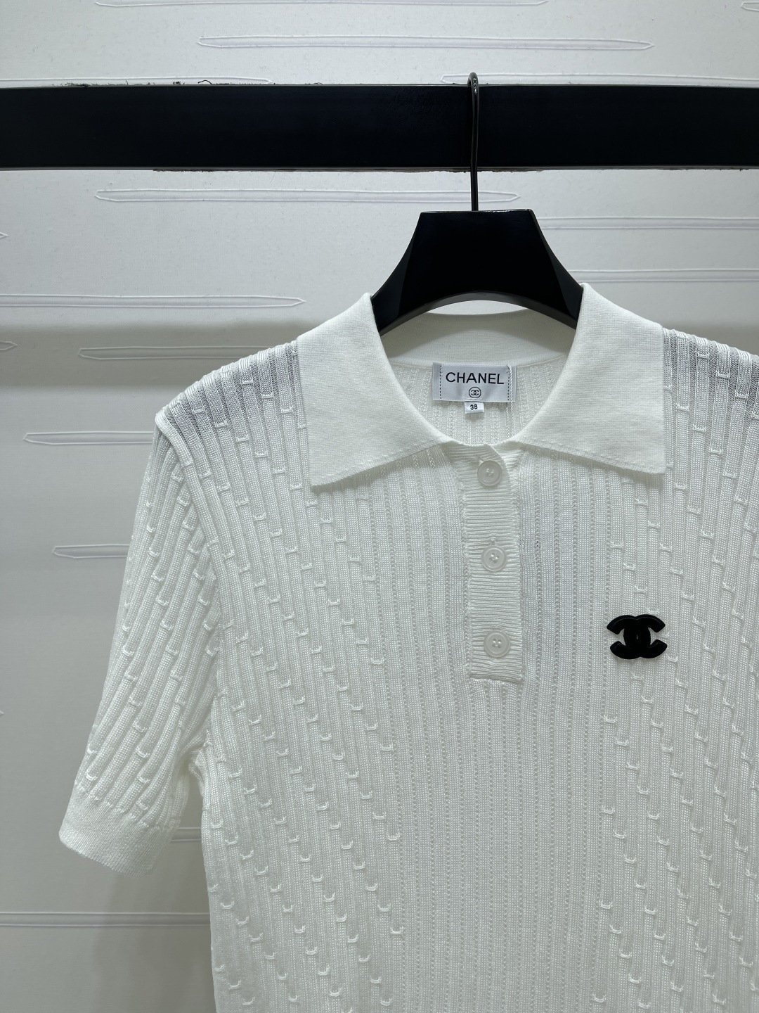 CHANEL シャネル ニット Tシャツ ポロネック 半開襟 縦坑条 ロゴ刺繍 白/ブルー 全2色 - 画像 4