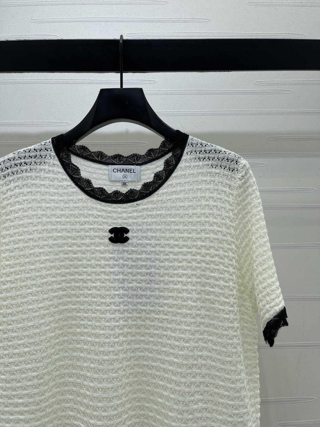 CHANEL シャネル ニット Tシャツ レディース フレア袖 ロールネック レーストリム ホワイト/ブラック - 画像 3