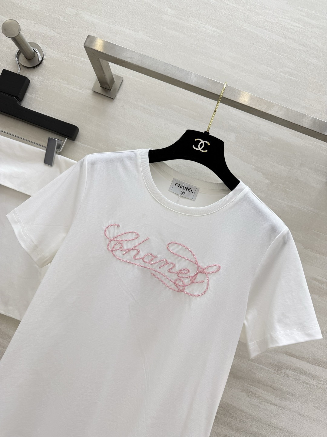 CHANEL シャネル レディース Tシャツ ピンク刺繍 レタリング ホワイト - 画像 2