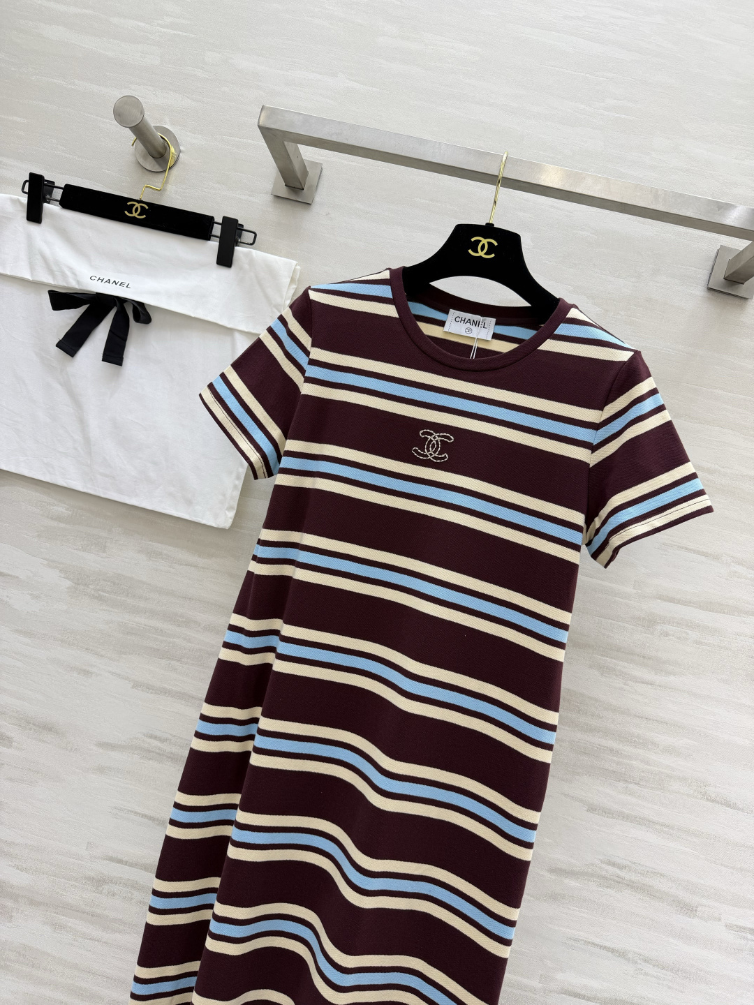 CHANEL シャネル リブストライ프Tシャツワンピース レディース 丸首 H型 ハイネック デザイン ブラウン×ブルー - 画像 2