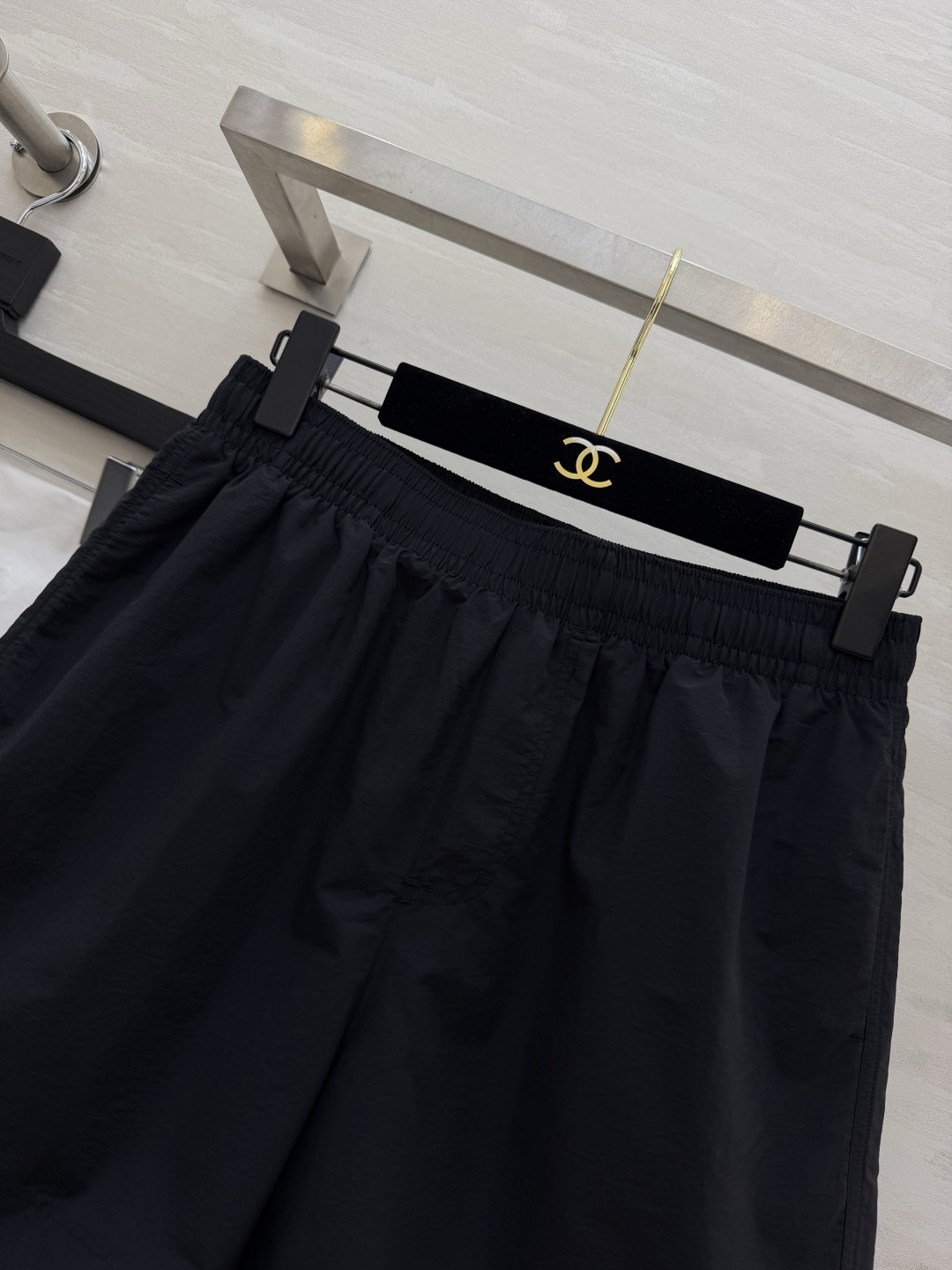 CHANEL シャネル メンズ 休闲短パン 双C刺绣 無地 ブラック - 画像 2
