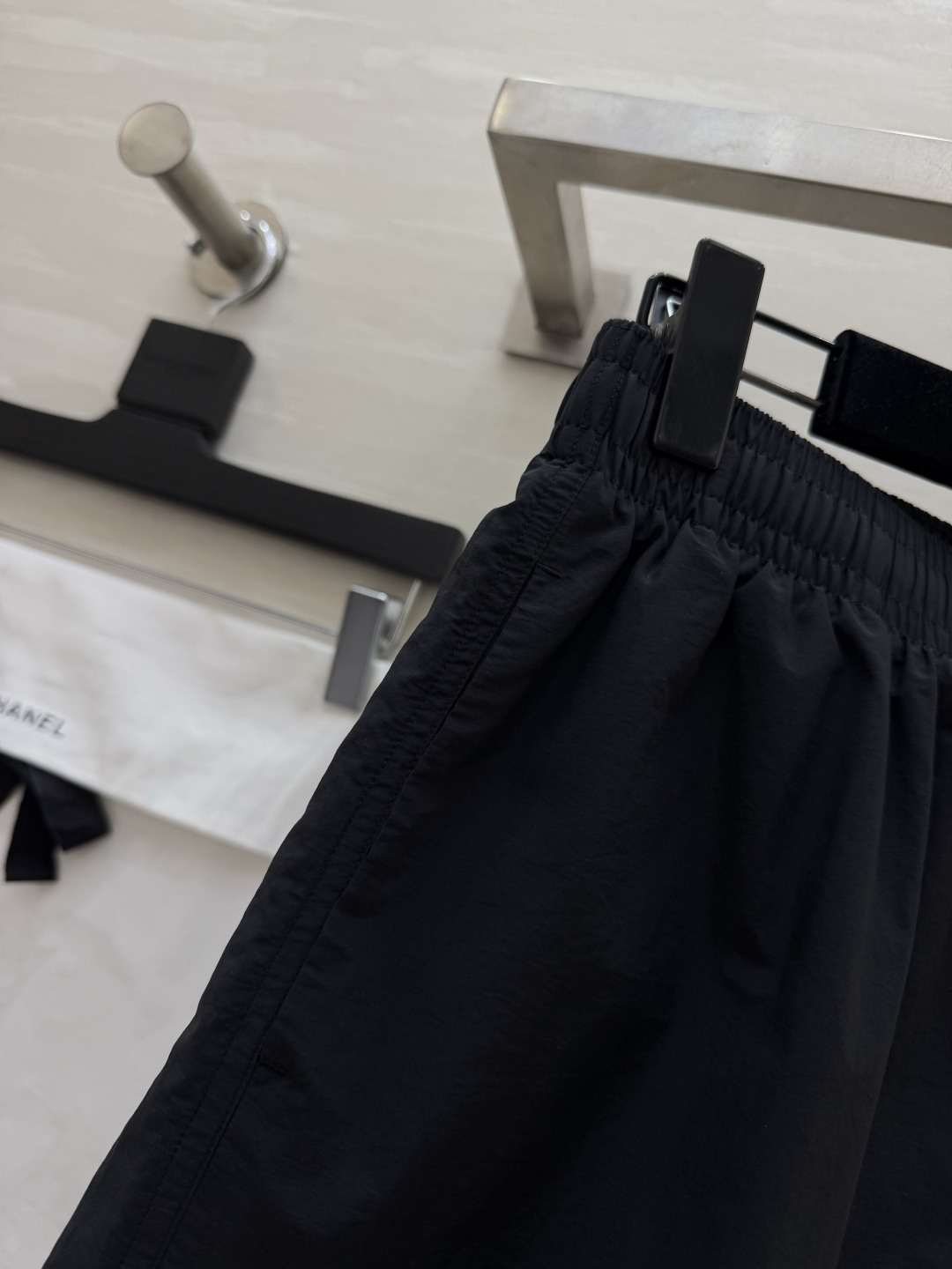CHANEL シャネル メンズ 休闲短パン 双C刺绣 無地 ブラック - 画像 3