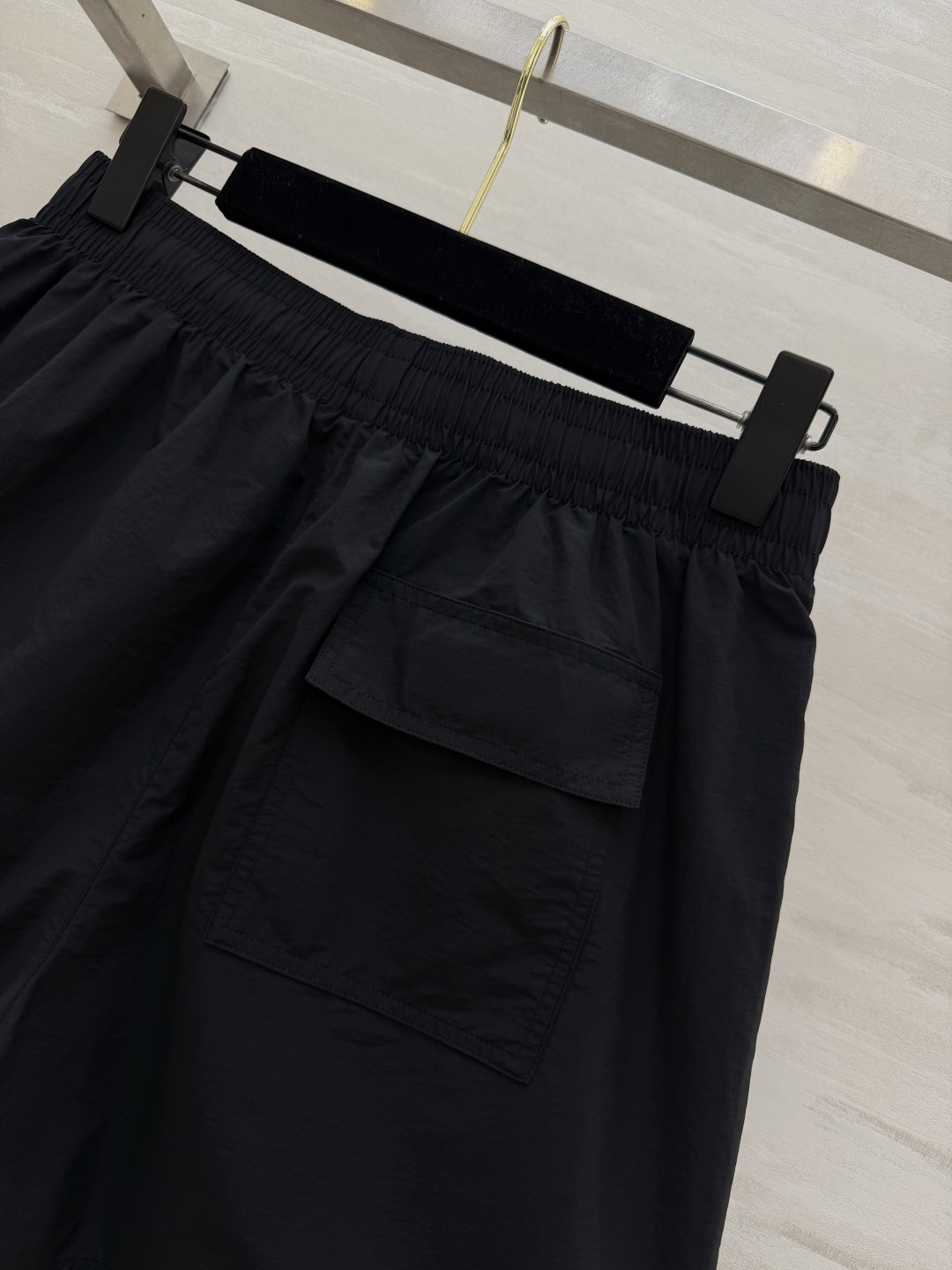 CHANEL シャネル メンズ 休闲短パン 双C刺绣 無地 ブラック - 画像 4