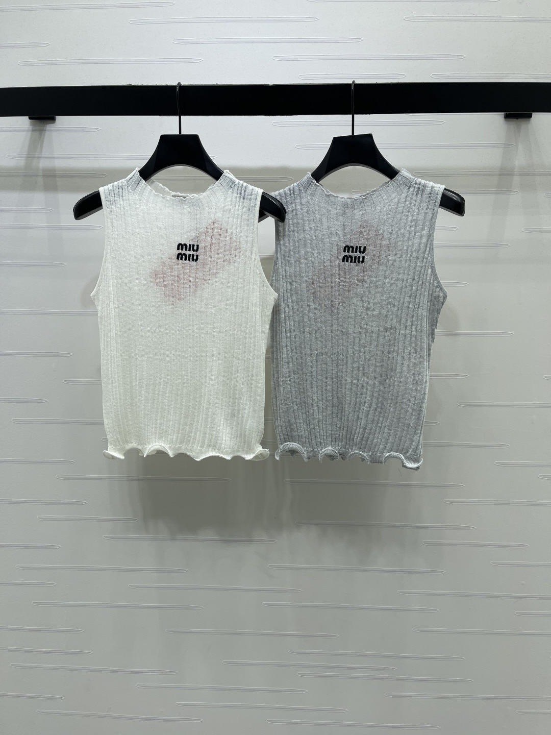 MIU MIU ミウミウ ニット タンクトップ 女性用 縦坑条 ロゴ刺繍 レイヤード 白・グレー 全2色