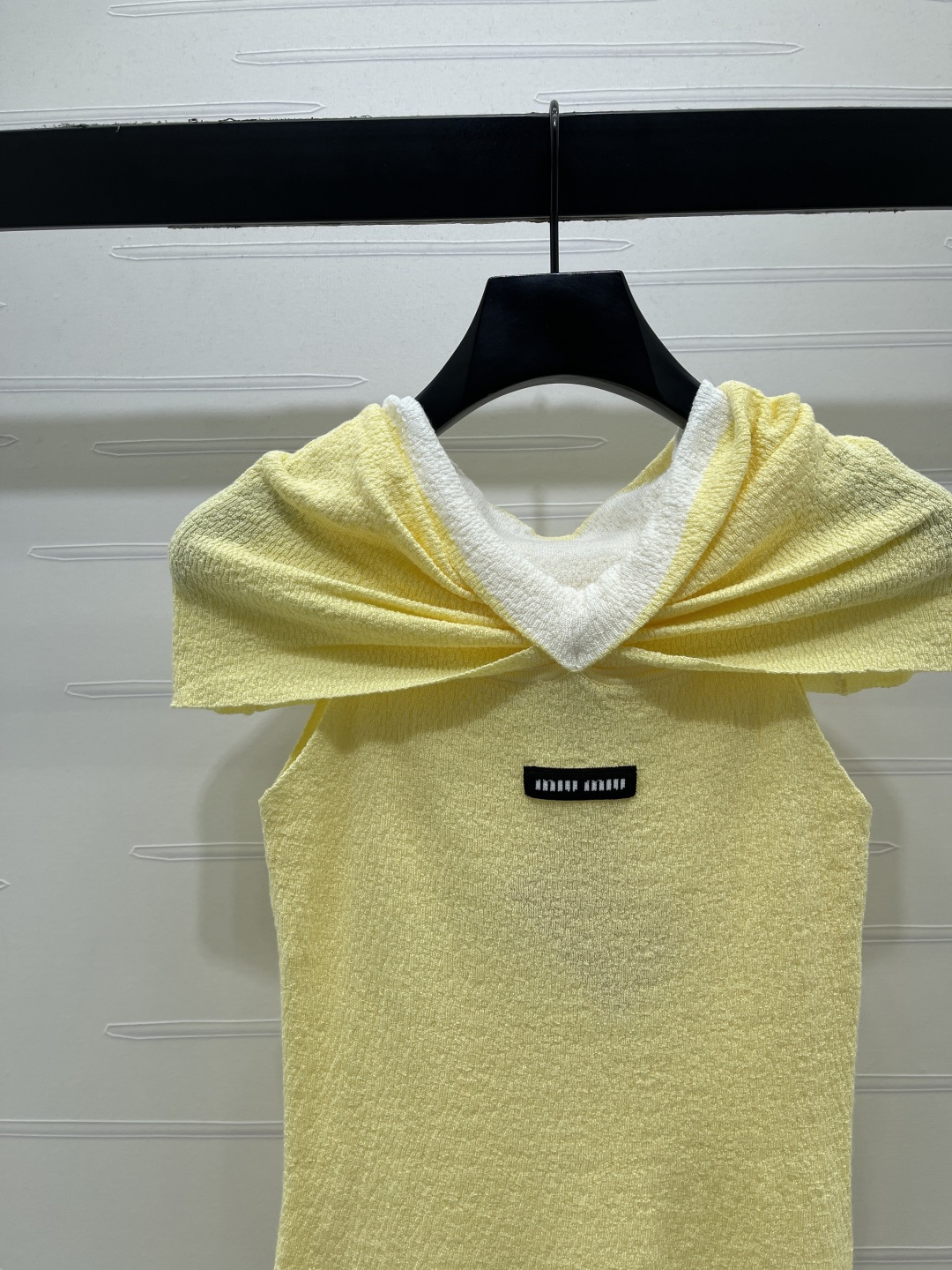 MiuMi ミューミー ニット ショルダーデザイン ファッション ボタンレス デザイン パステルイエロー - 画像 3