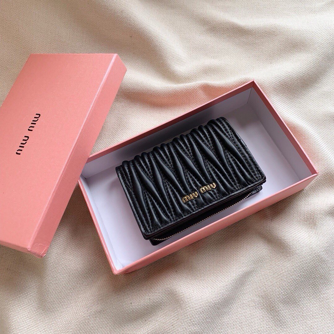 Miu Miu ミュウミュウ 折り財布 コンパクト ファスナー 黒 - 画像 2