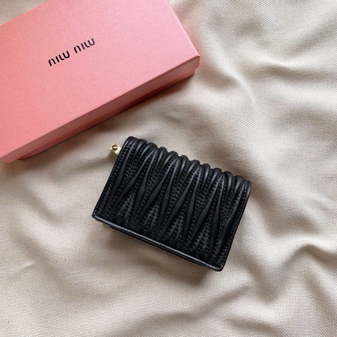 Miu Miu ミュウミュウ 折り財布 コンパクト ファスナー 黒 - 画像 3