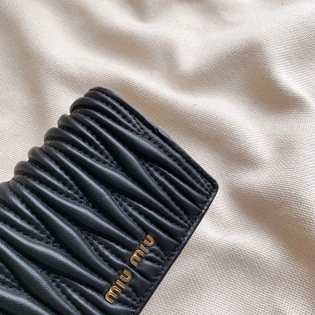 Miu Miu ミュウミュウ 折り財布 コンパクト ファスナー 黒 - 画像 5