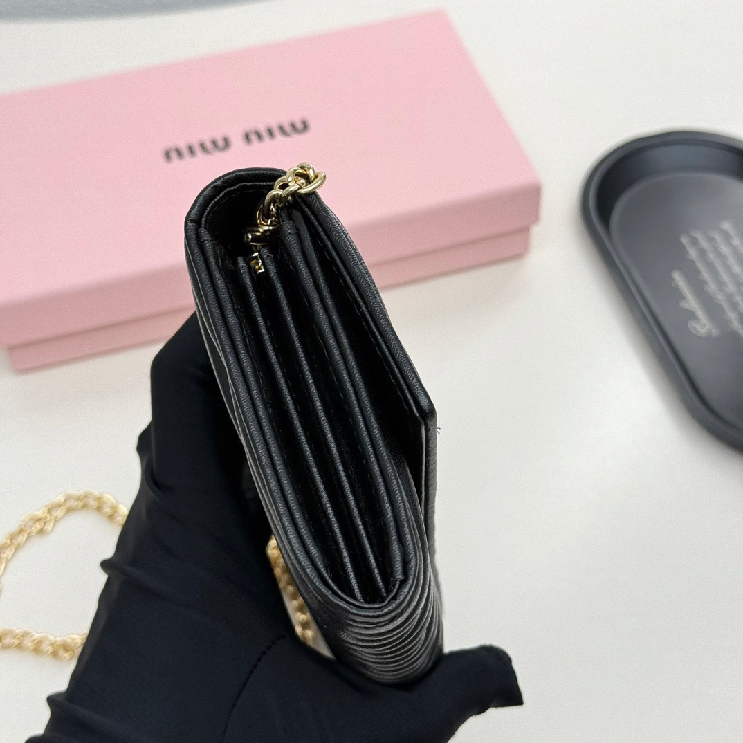 MIU MIU ミウミウ ミニショルダーバッグ 人気商品 黒色 - 画像 5