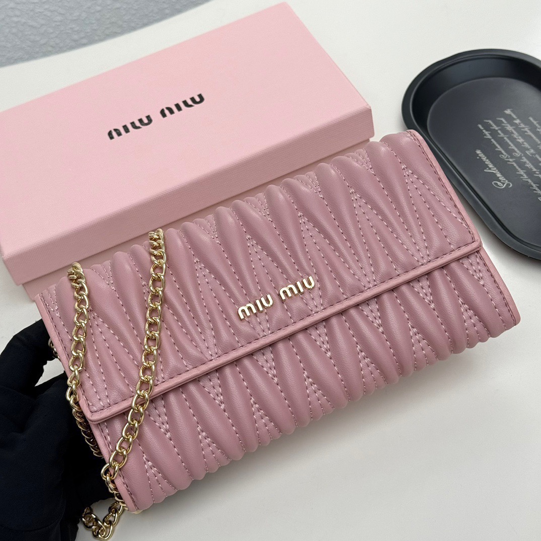Miu Miu ミウミウ ミニ長財布 プレミアムレザー ゴールドチェーン 黒ピンク赤 全3色展開 - 画像 2
