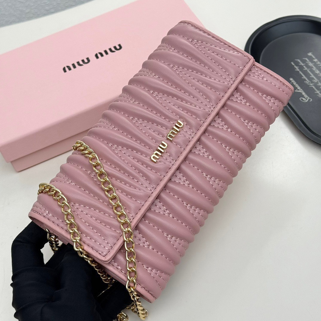 Miu Miu ミウミウ ミニ長財布 プレミアムレザー ゴールドチェーン 黒ピンク赤 全3色展開 - 画像 3