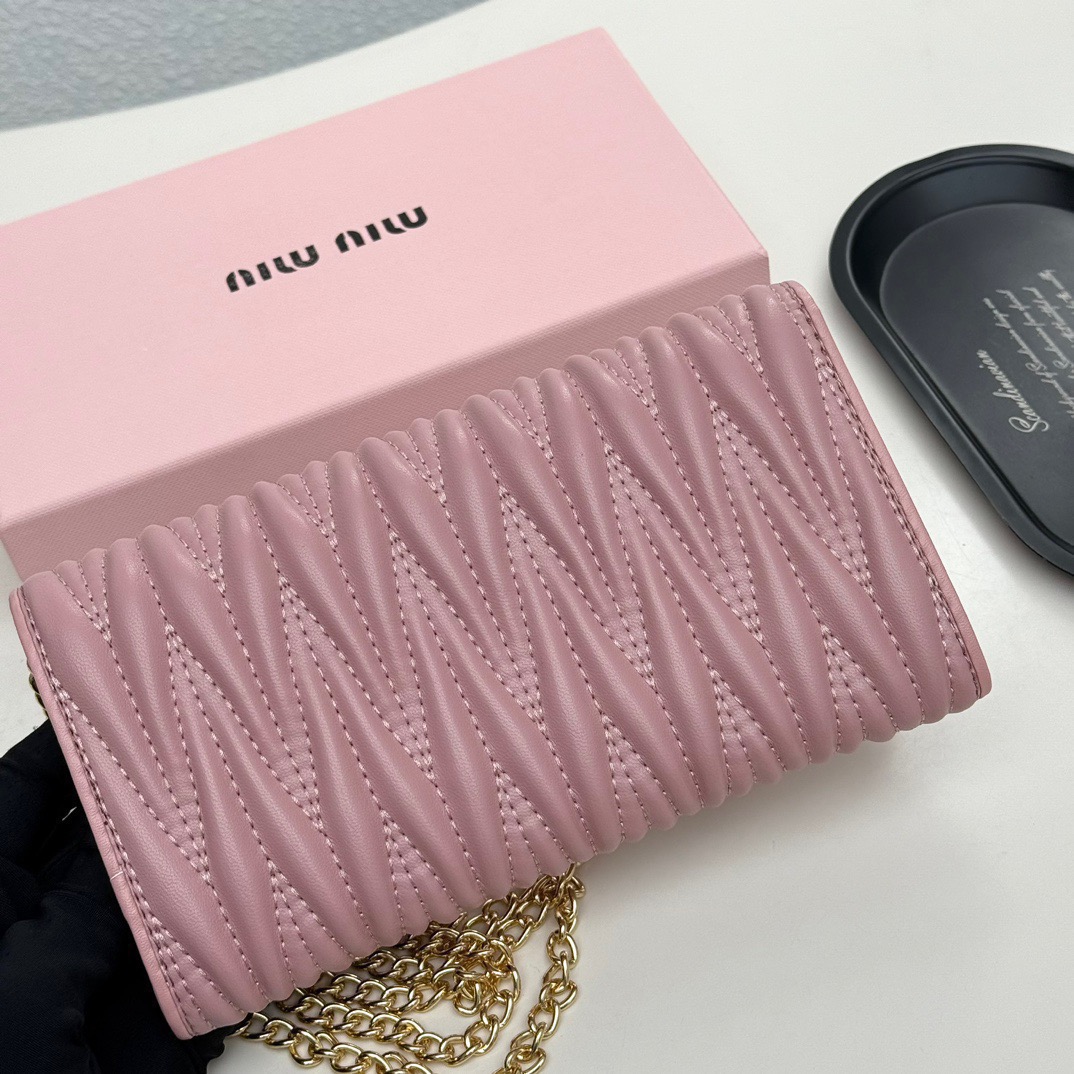 Miu Miu ミウミウ ミニ長財布 プレミアムレザー ゴールドチェーン 黒ピンク赤 全3色展開 - 画像 4