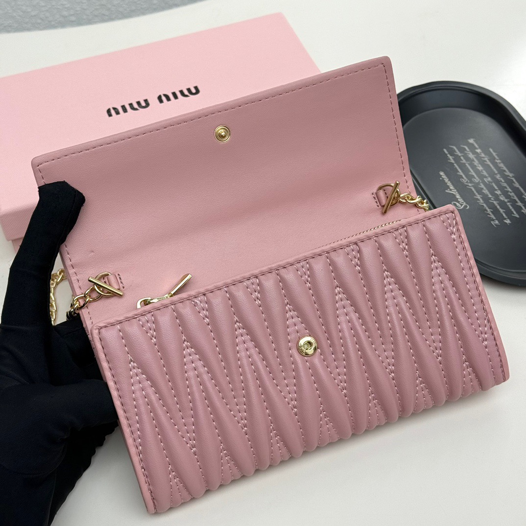 Miu Miu ミウミウ ミニ長財布 プレミアムレザー ゴールドチェーン 黒ピンク赤 全3色展開 - 画像 7