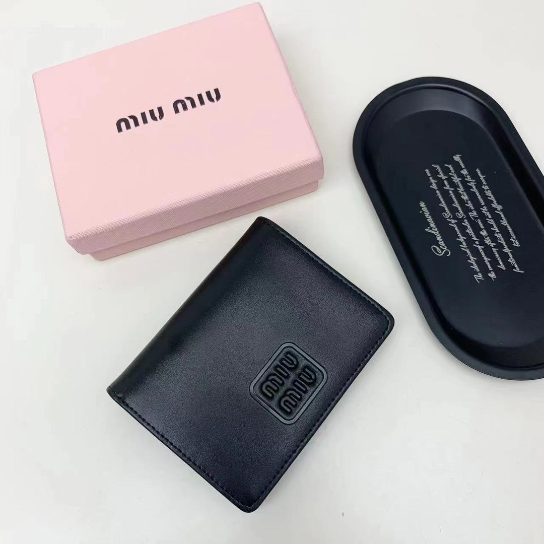 Miu Miu ミュウミュウ 二つ折り財布 高級感 コンパクト 黒 棕 藍
