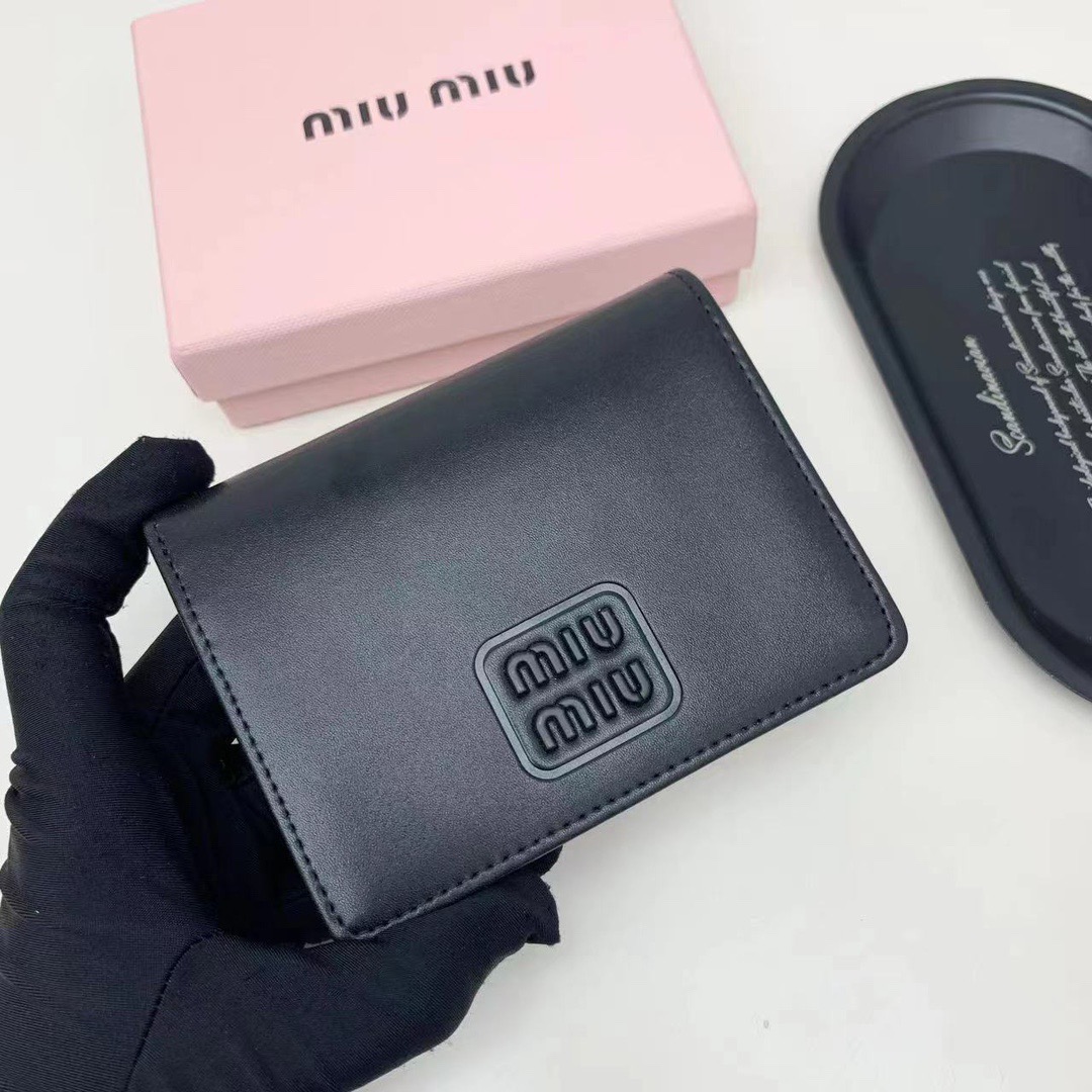 Miu Miu ミュウミュウ 二つ折り財布 高級感 コンパクト 黒 棕 藍 - 画像 3